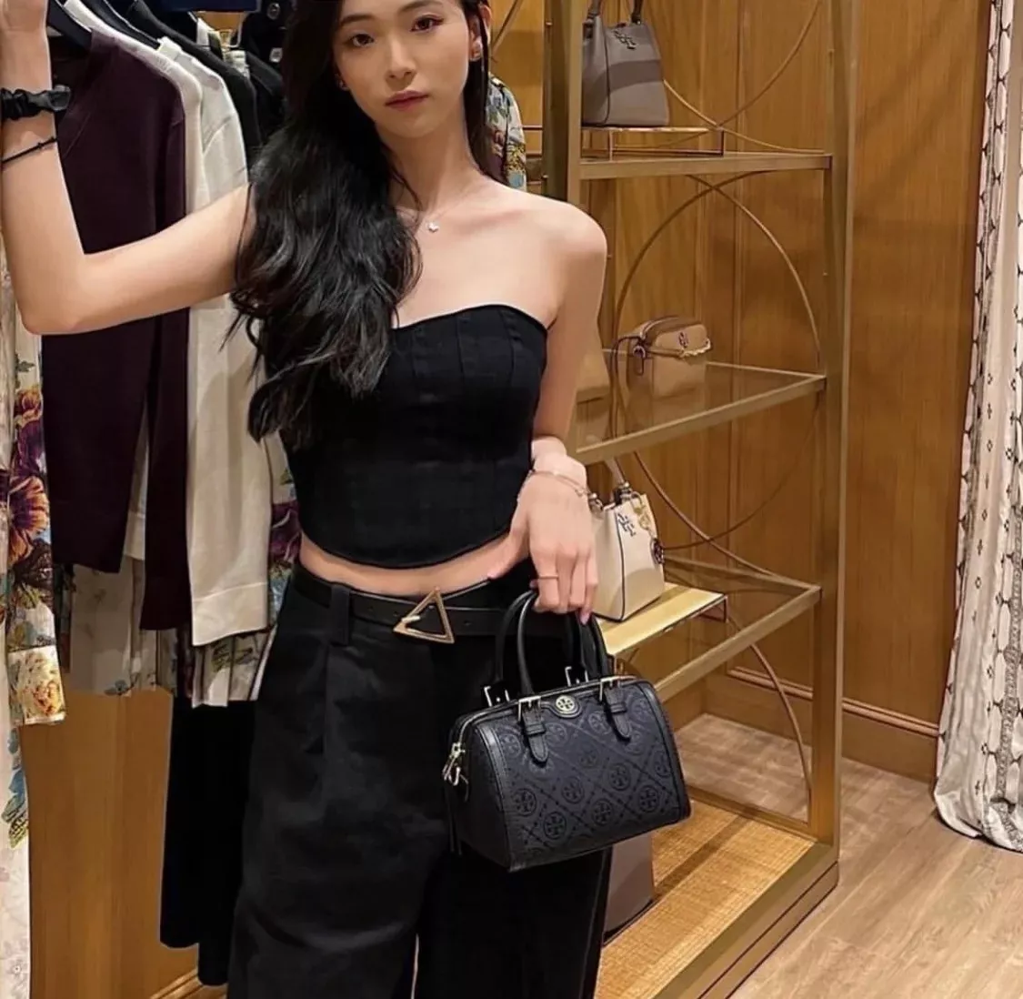 토리버치 블랙 골드 미니 보스턴백 상세 이미지 32