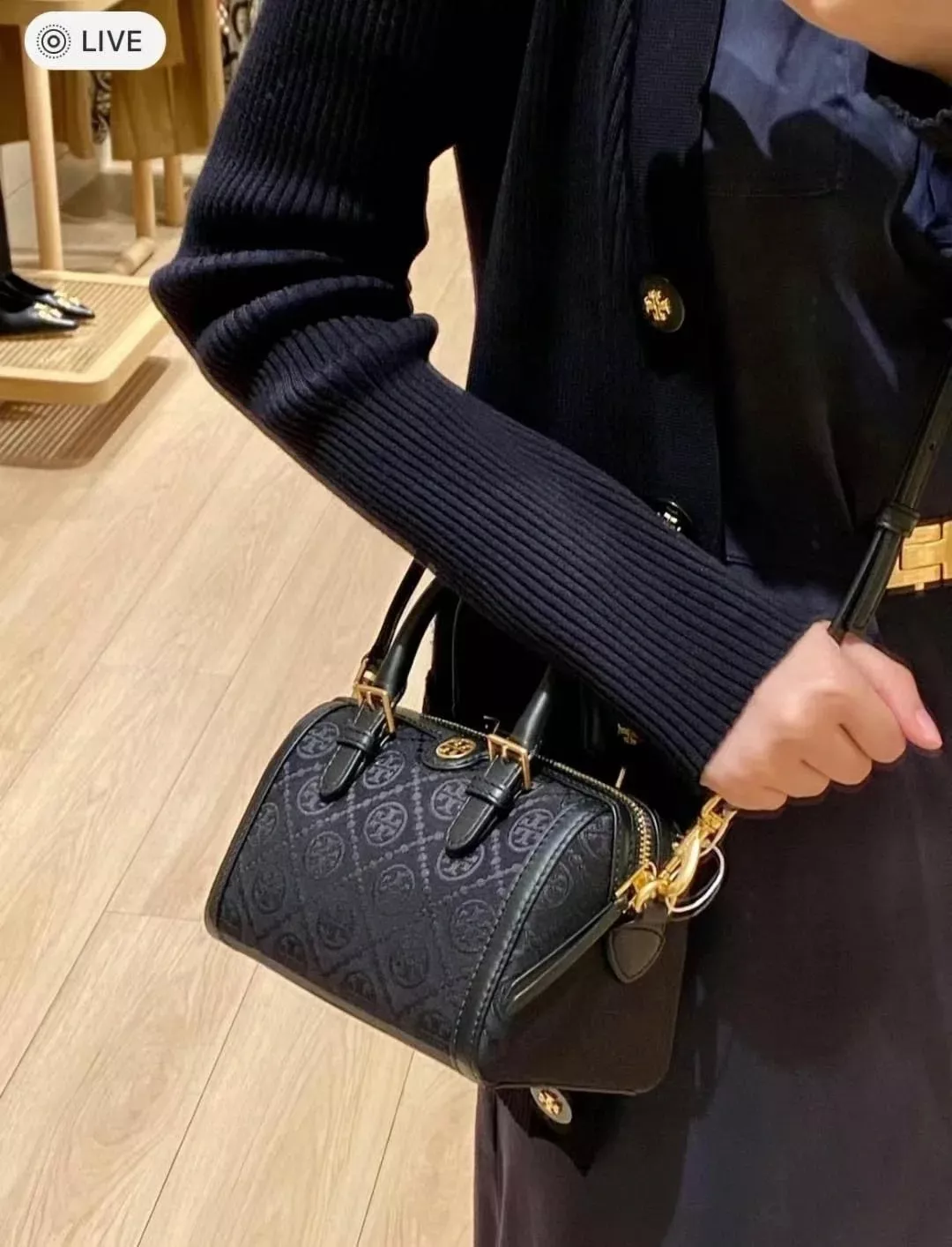 토리버치 블랙 골드 미니 보스턴백 상세 이미지 18