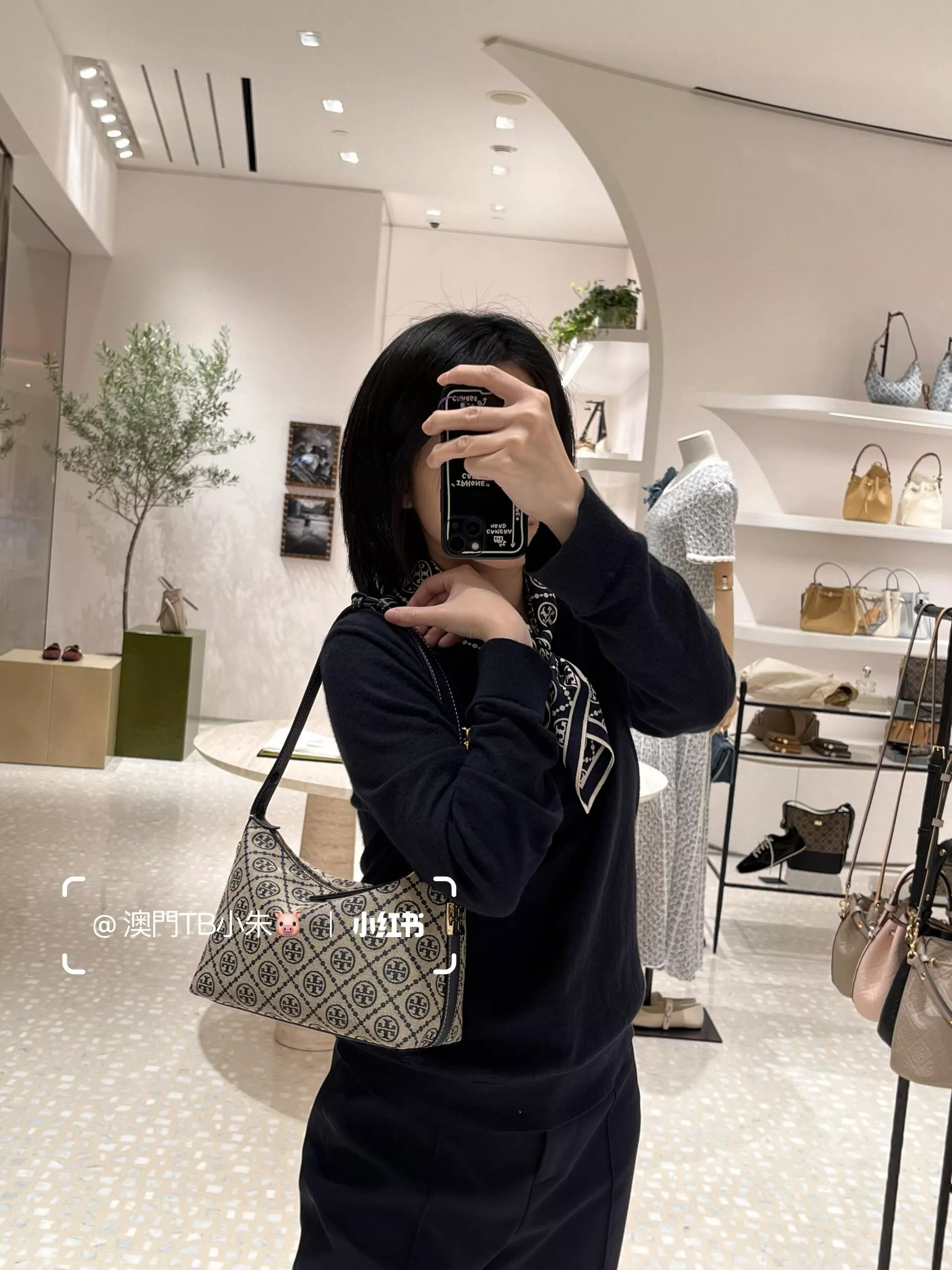 토리버치 페리 패턴 숄더 호보백 상세 이미지 37