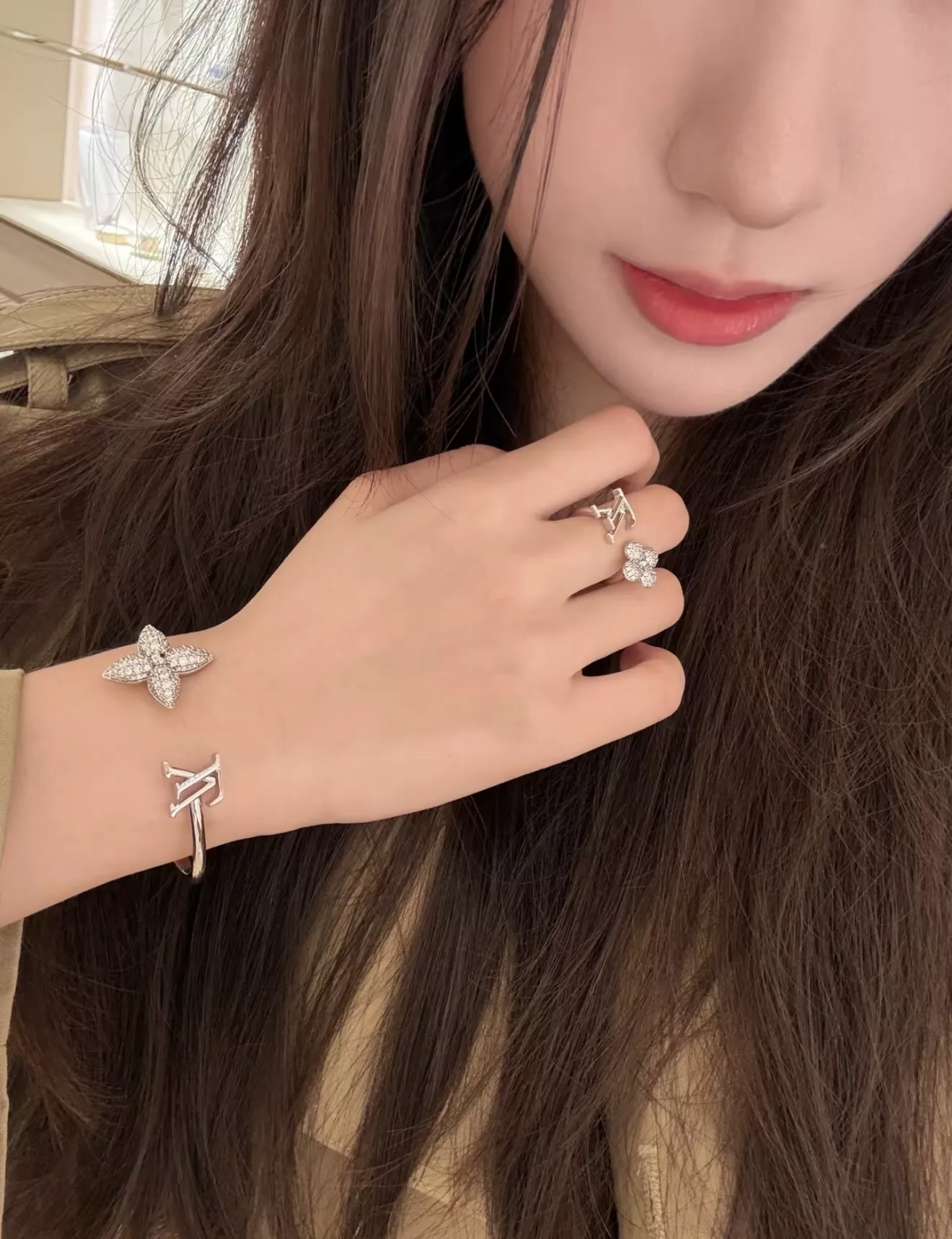 루이비통 모노그램 플라워 오픈 링 상세 이미지 10