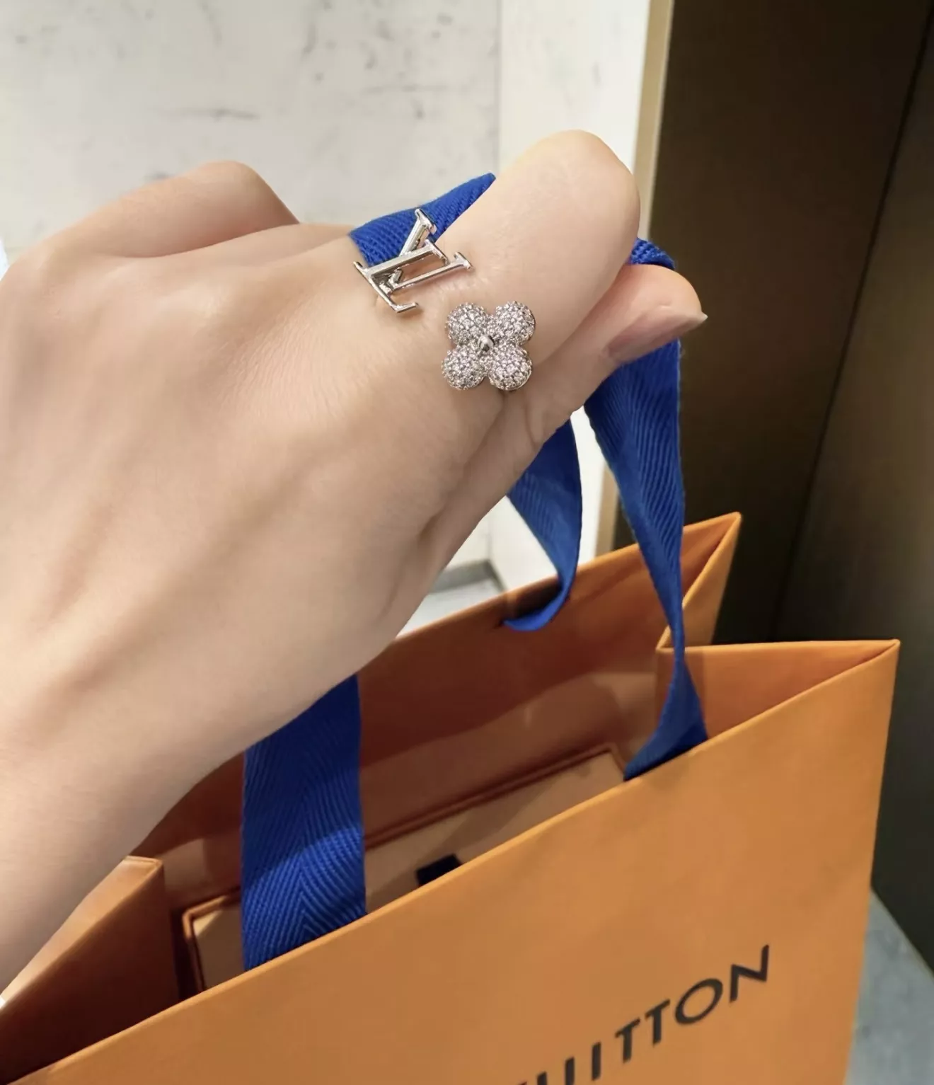 루이비통 모노그램 플라워 오픈 링 상세 이미지 16