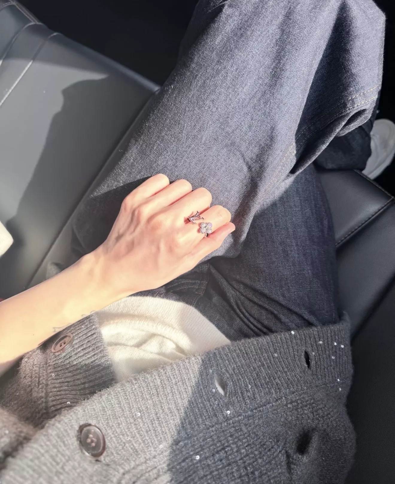 루이비통 모노그램 플라워 오픈 링 상세 이미지 17