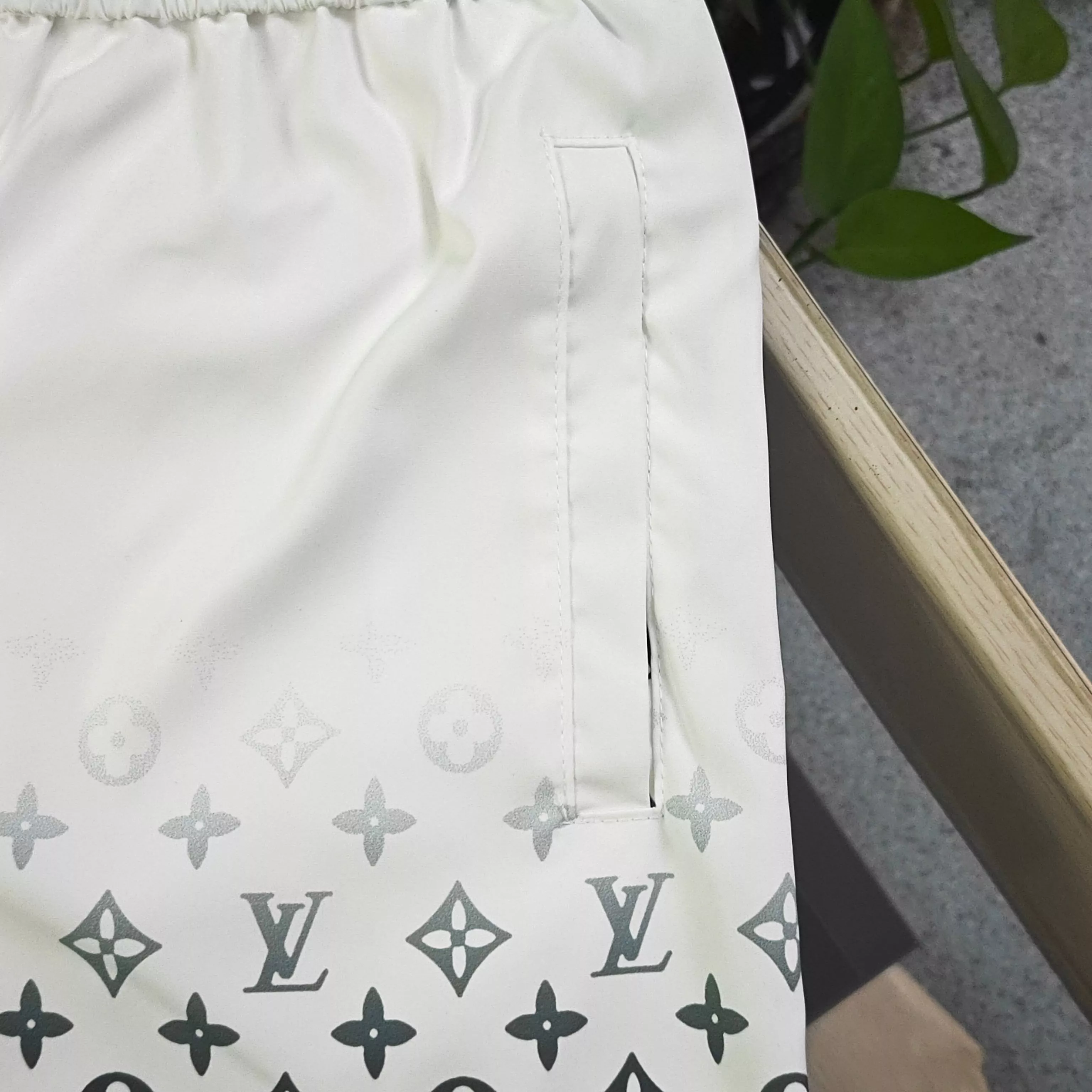 루이비통 그라데이션 로고 프린트 상세 이미지 5
