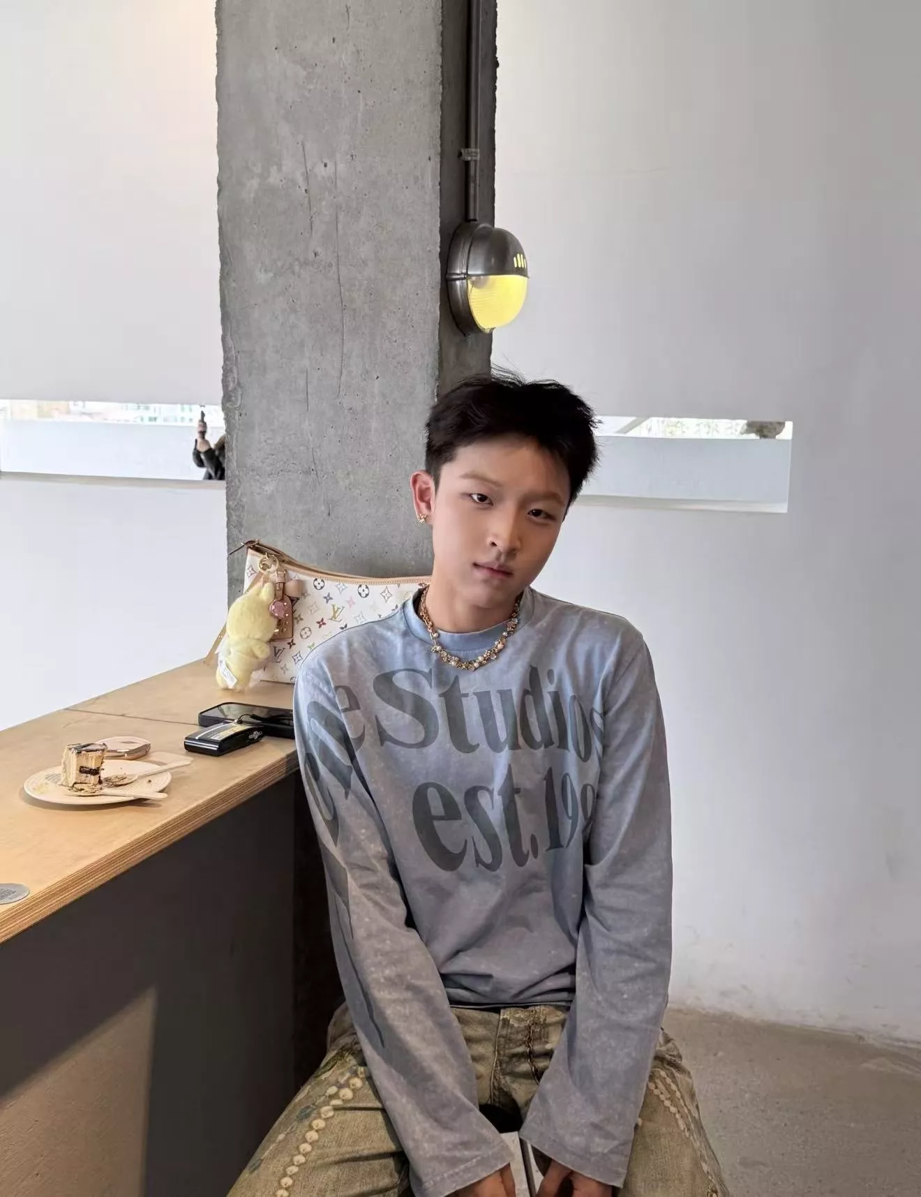 아크네스튜디오 워싱 프린트 긴소매 티셔츠 상세 이미지 18