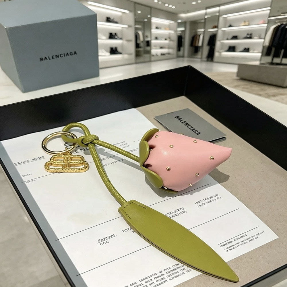 발렌시아가 가방에 포인트를 더하는 참 장식
