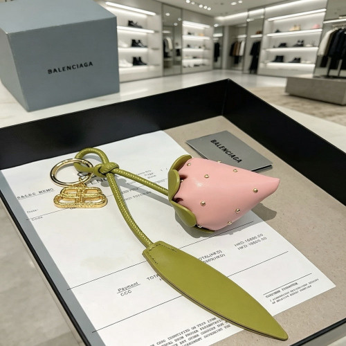 발렌시아가 가방에 포인트를 더하는 참 장식