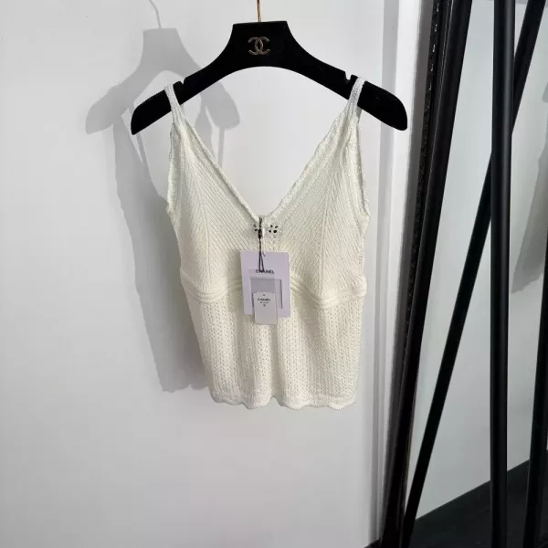 샤넬 로고 패치 브이넥 니트 슬리브리스