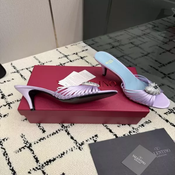 발렌티노 로고 장식 포인트 힐 샌들