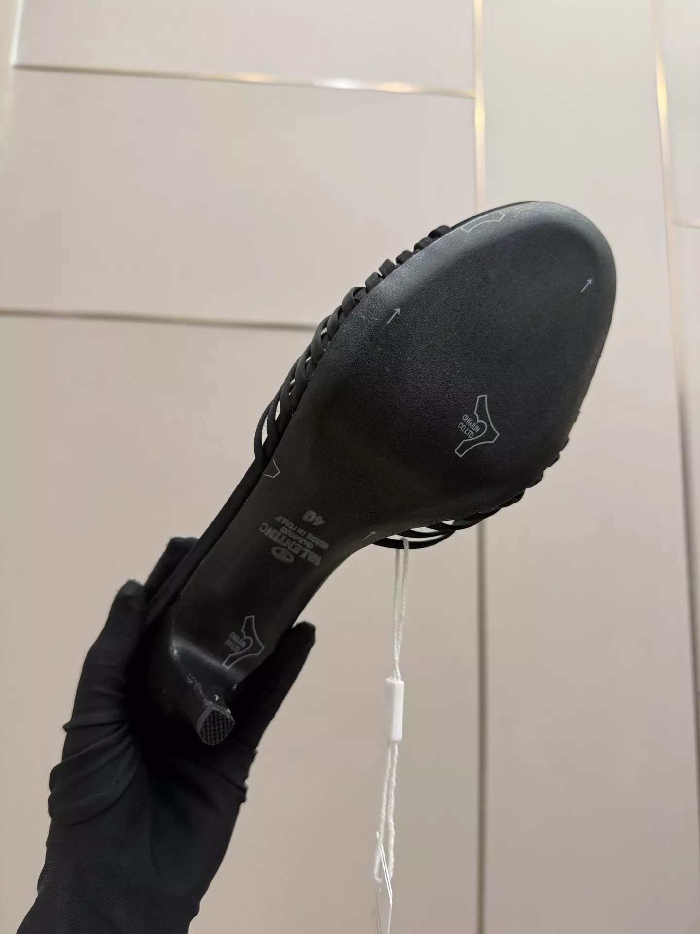 발렌티노 로고 장식 포인트 힐 샌들 상세 이미지 8