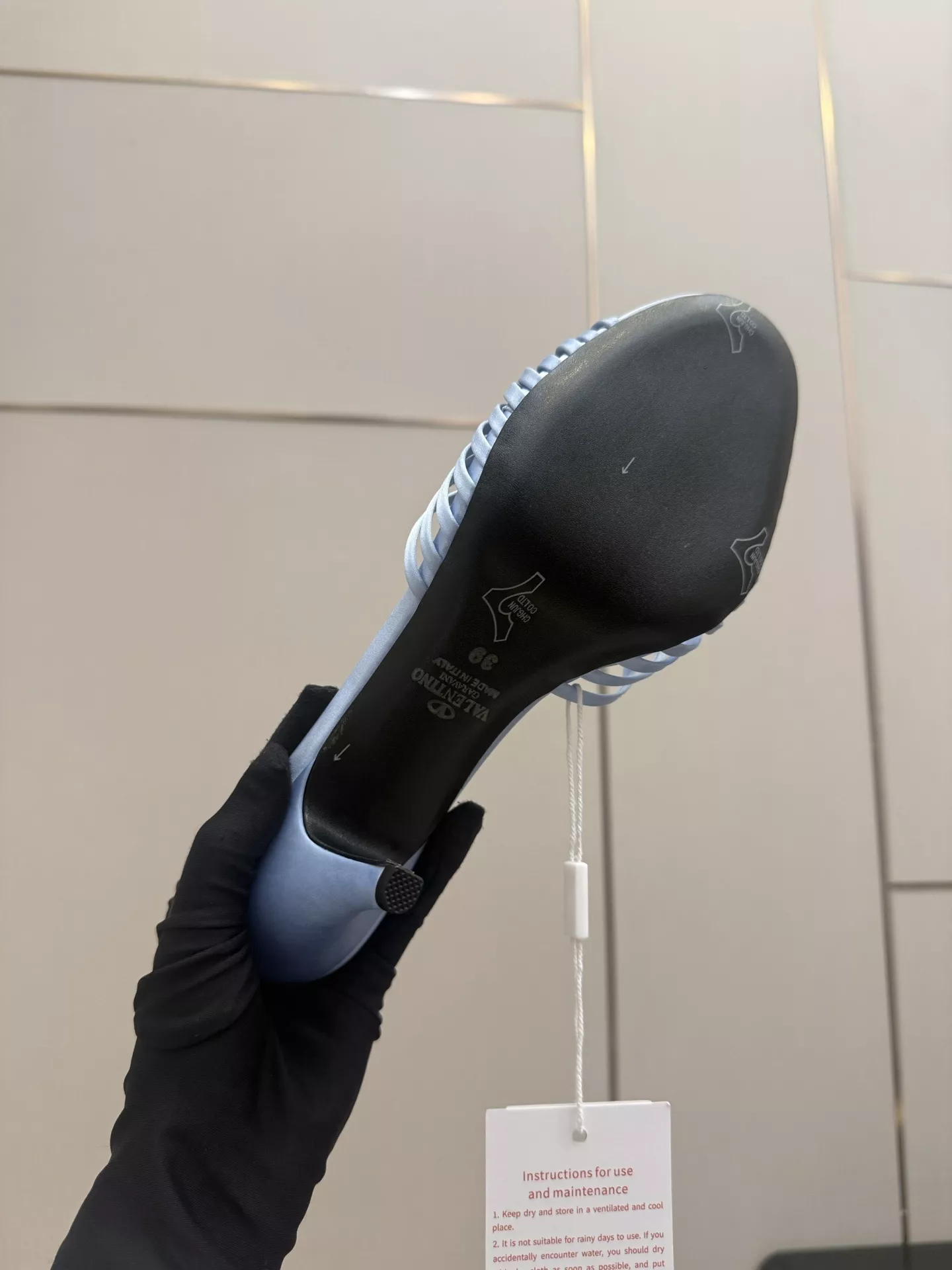 발렌티노 로고 장식 포인트 힐 샌들 상세 이미지 9