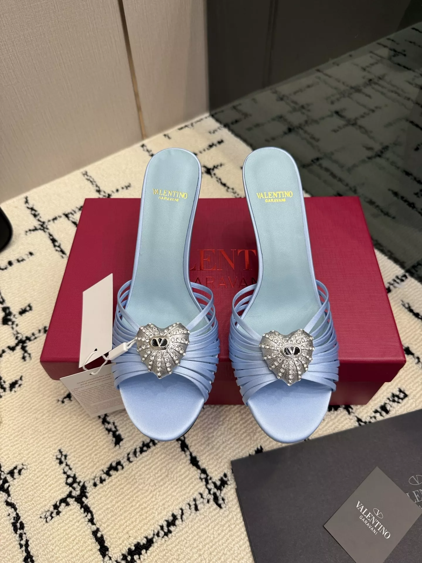 발렌티노 로고 장식 포인트 힐 샌들 상세 이미지 1