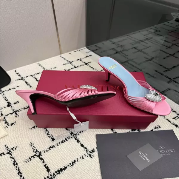 발렌티노 로고 장식 포인트 힐 샌들