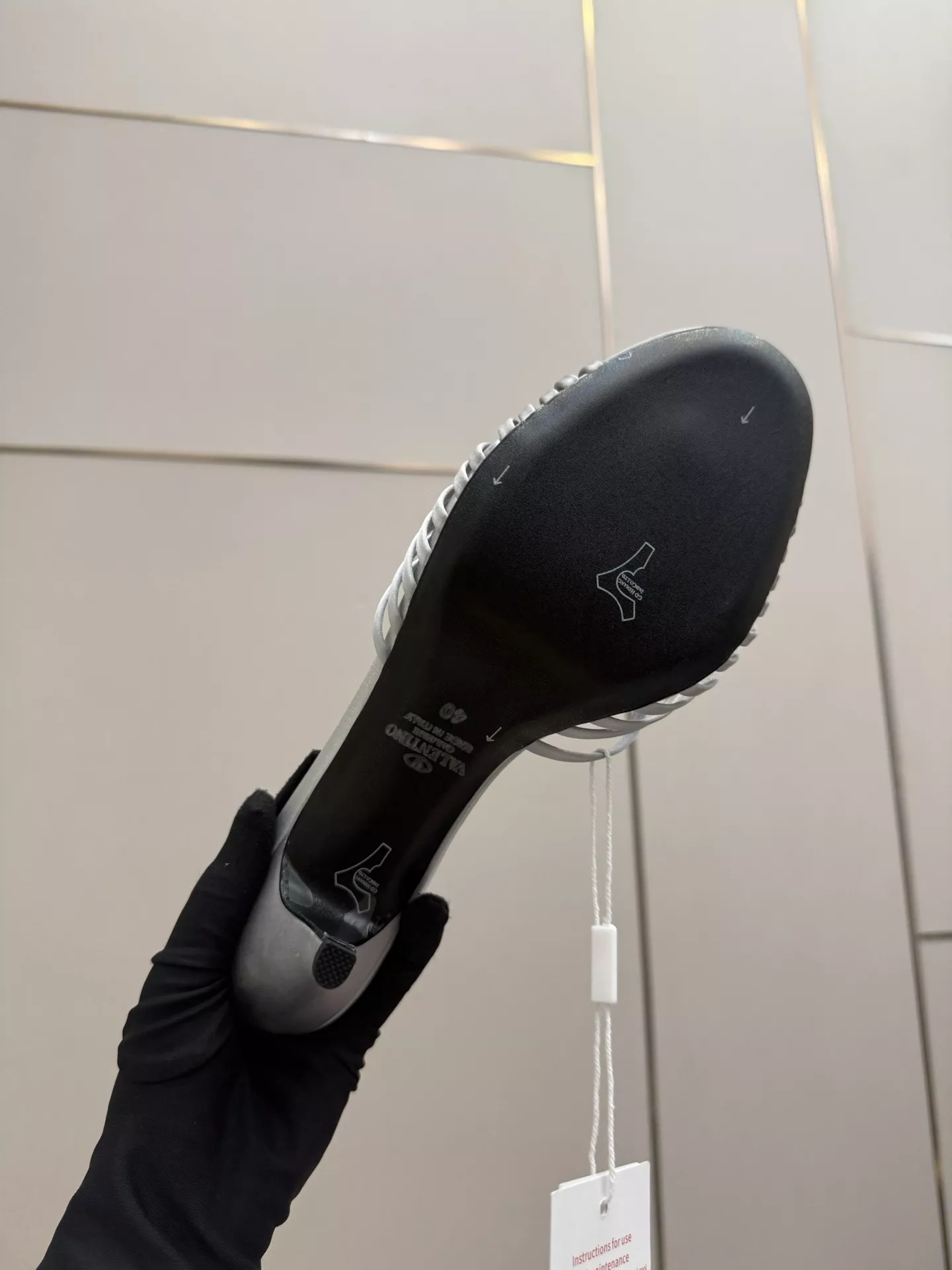 발렌티노 로고 장식 포인트 힐 샌들 상세 이미지 9