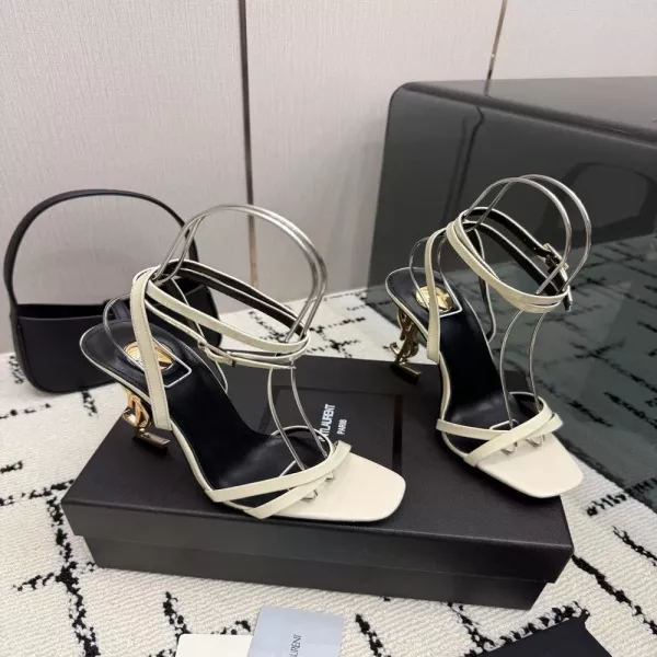 입생로랑 금속 로고 장식 하이힐 샌들