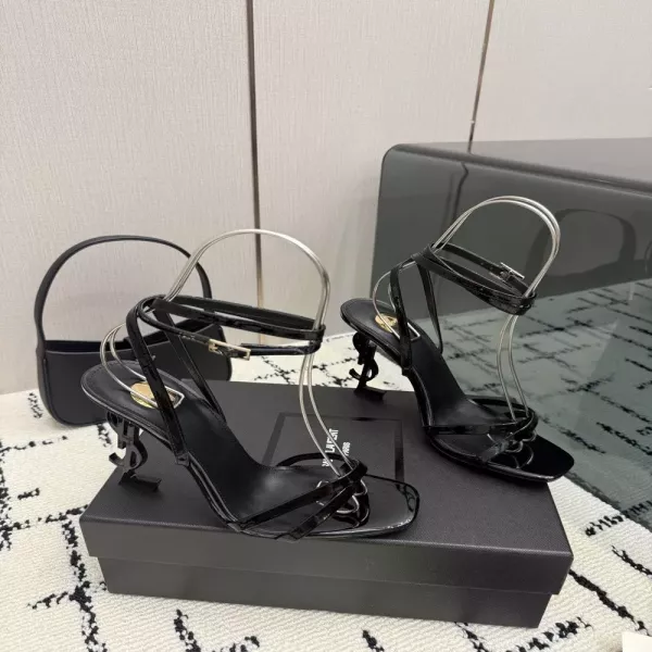 입생로랑 금속 로고 포인트 하이힐 샌들