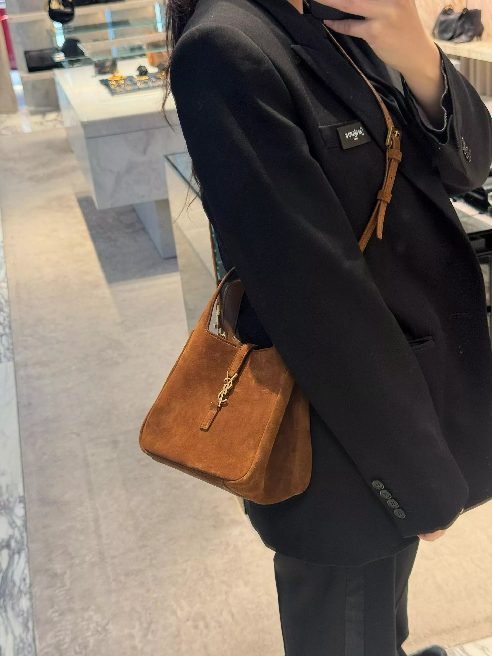 입생로랑 스웨이드 미니 핸드백 상세 이미지 28