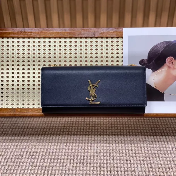 입생로랑 클래식 플랩 클러치백