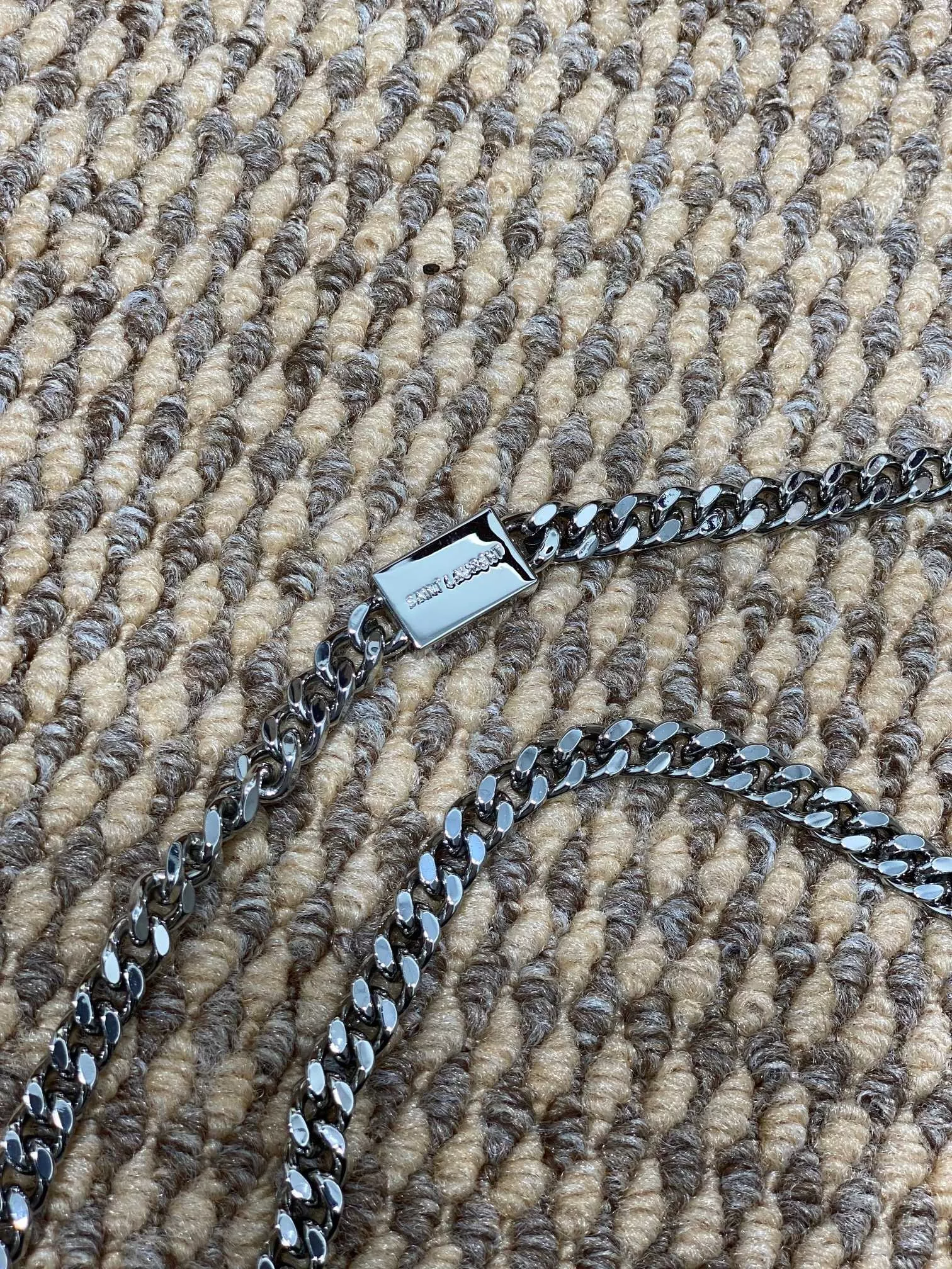 입생로랑 로고 장식 클러치백 상세 이미지 4