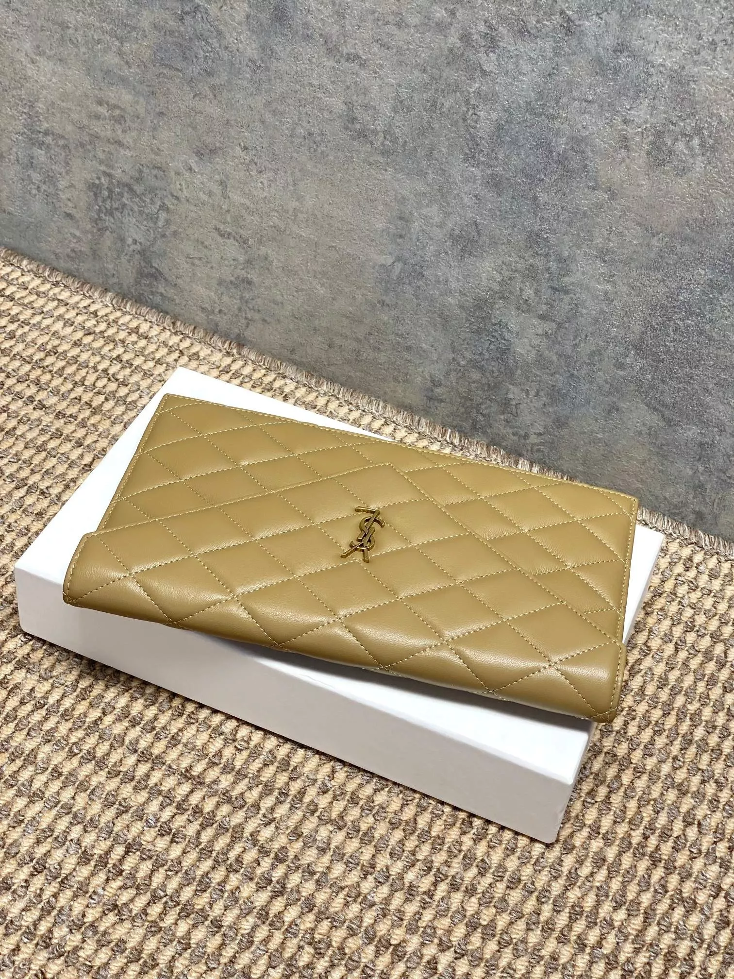 입생로랑 퀼팅 엔벨로프 클러치백 상세 이미지 4