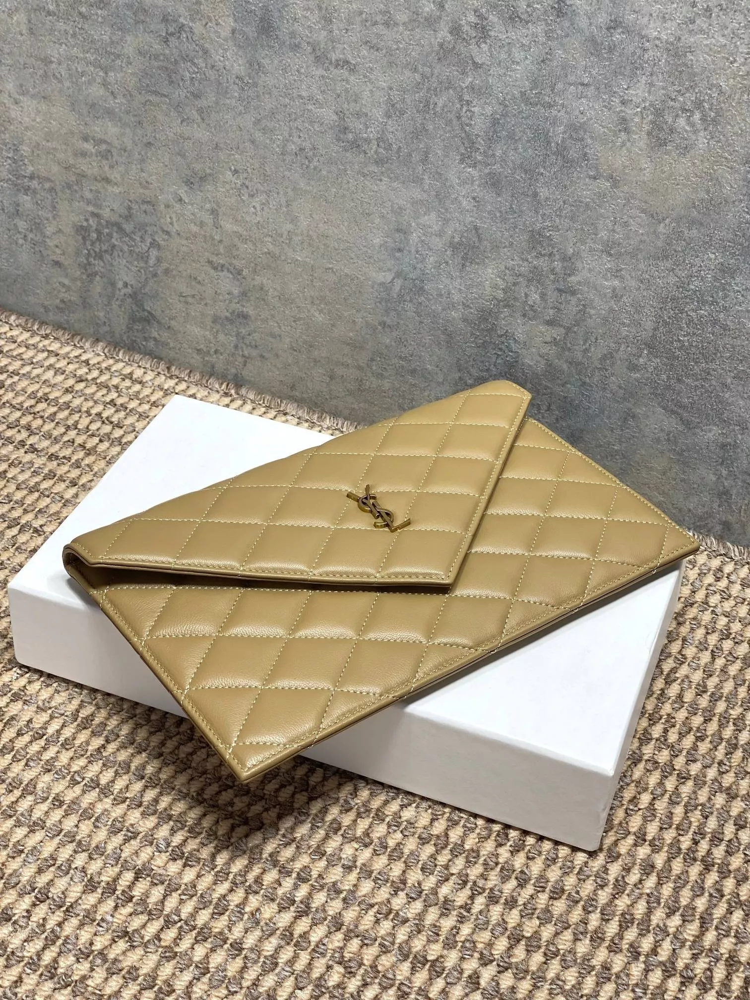 입생로랑 퀼팅 엔벨로프 클러치백 상세 이미지 5