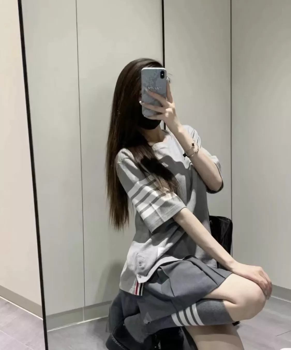 톰브라운 사선 완장 포인트 반소매 티셔츠 상세 이미지 18