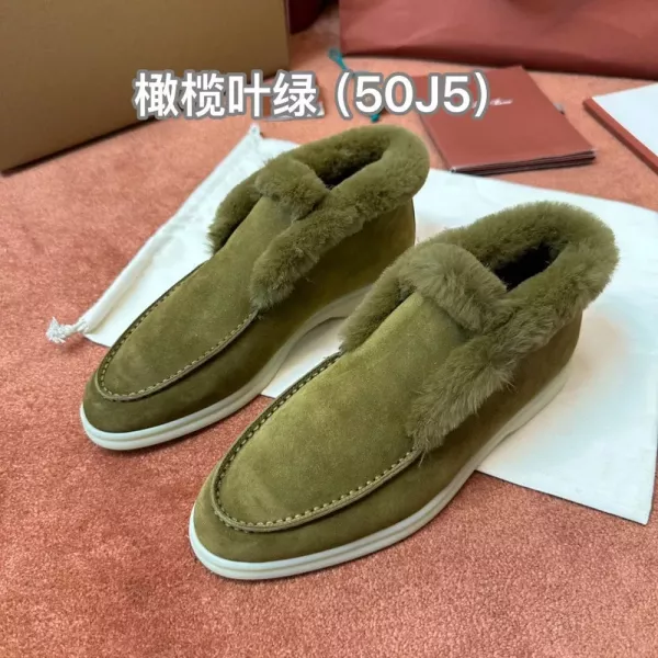 로로피아나 화이트 베이스 슬립온 슈즈