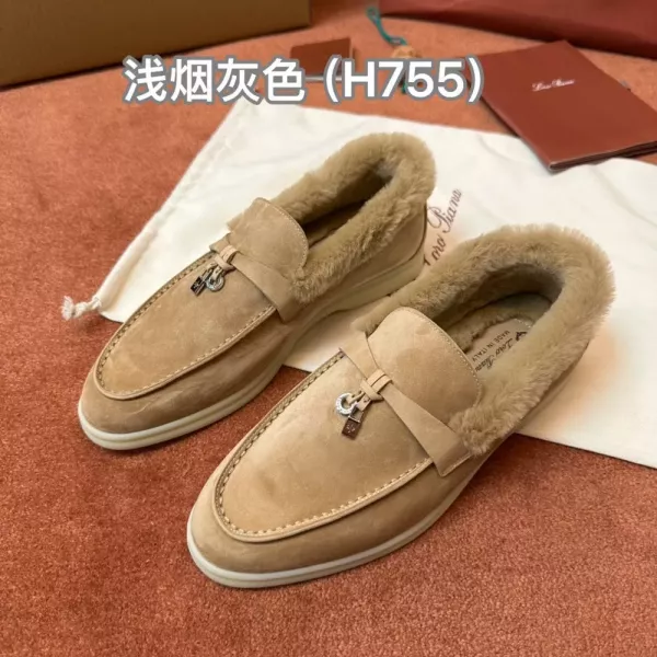 로로피아나 화이트 베이스 참 장식 로퍼