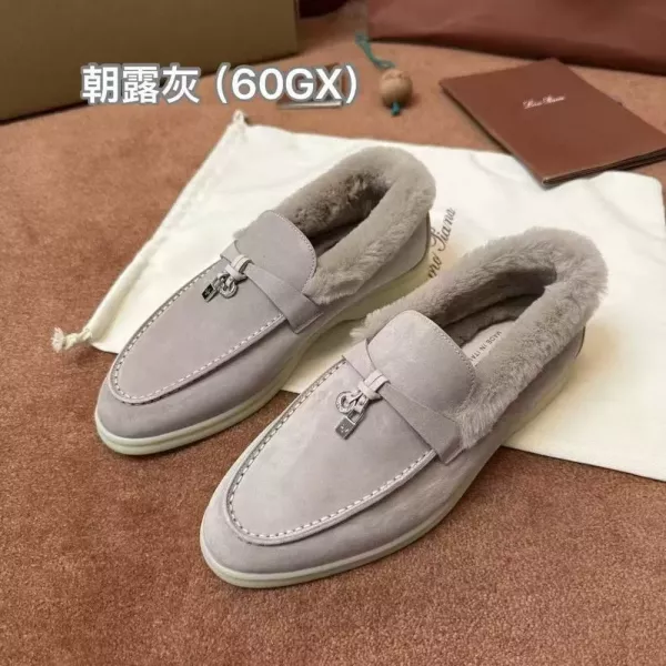 로로피아나 화이트 베이스 모카신 슈즈
