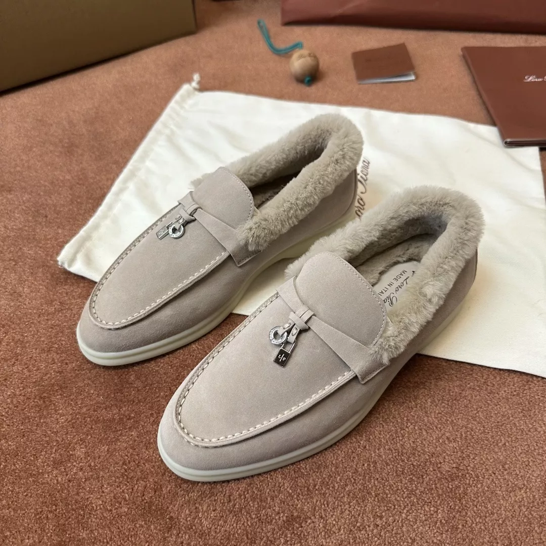 로로피아나 참 장식 화이트 베이스 로퍼 상세 이미지 2
