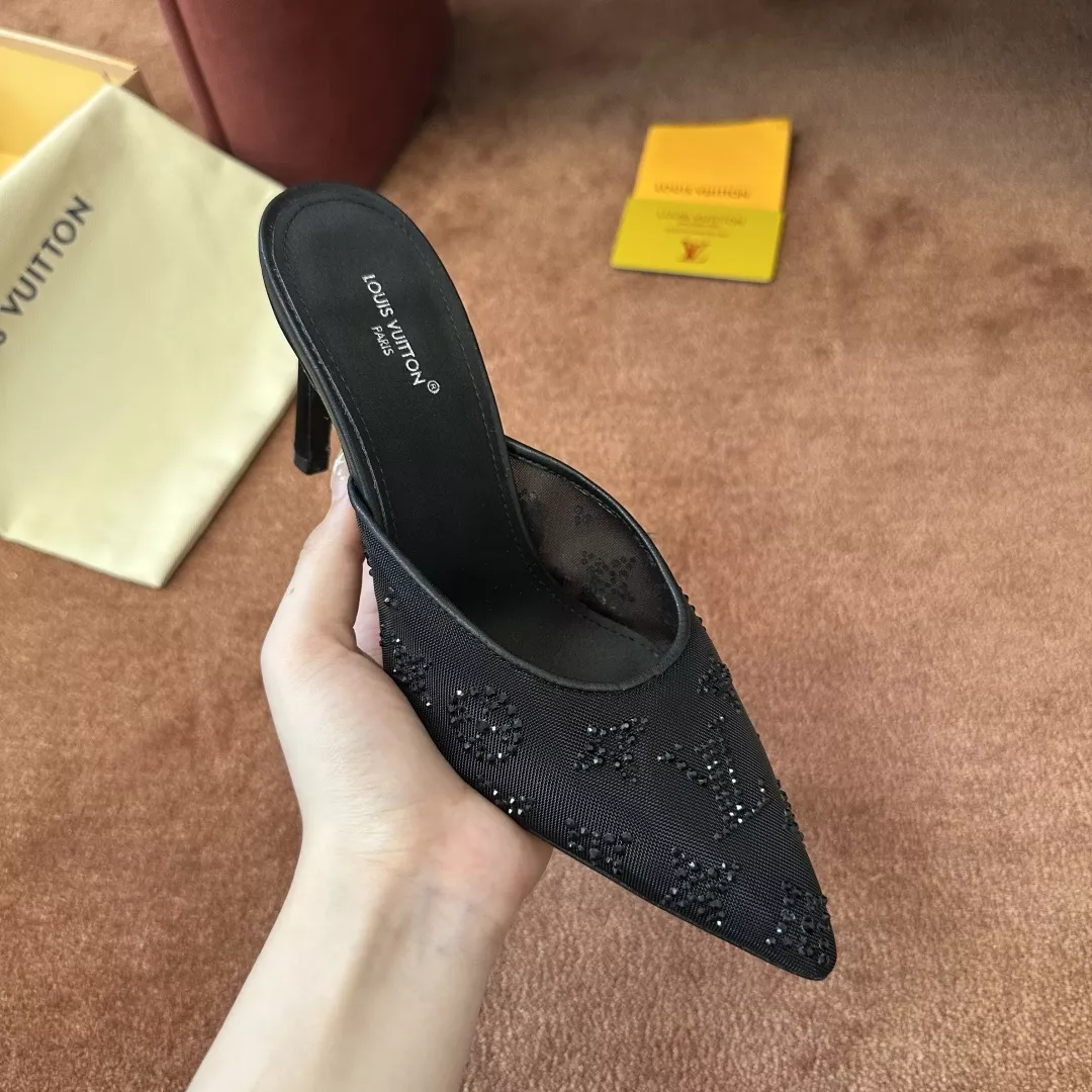 루이비통 로고 디테일이 돋보이는 뮬 슈즈 상세 이미지 3