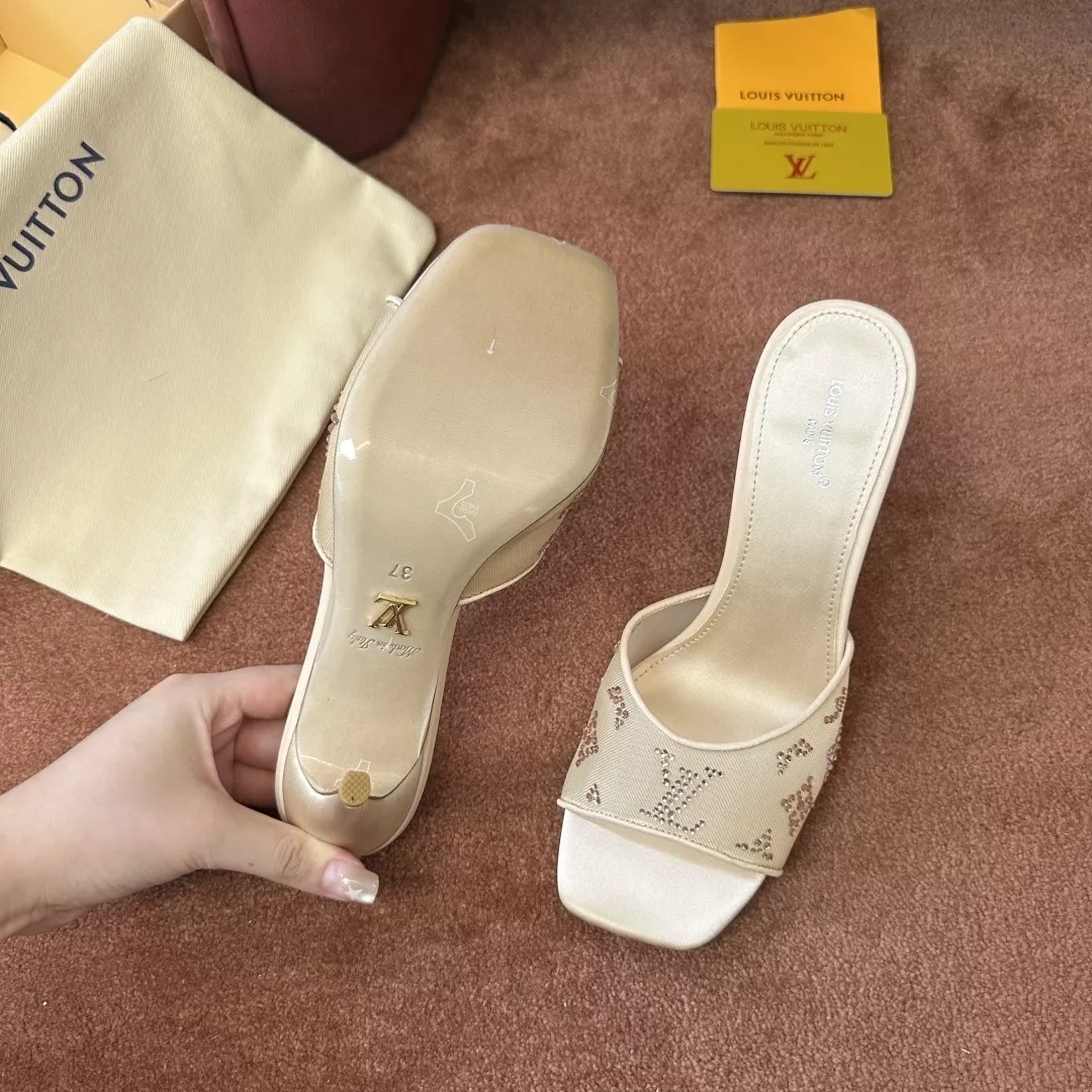 루이비통 로고 디테일이 돋보이는 힐 샌들 상세 이미지 6
