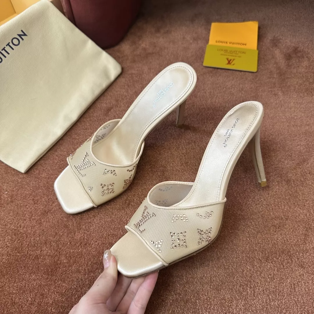 루이비통 로고 디테일이 돋보이는 힐 샌들 상세 이미지 7