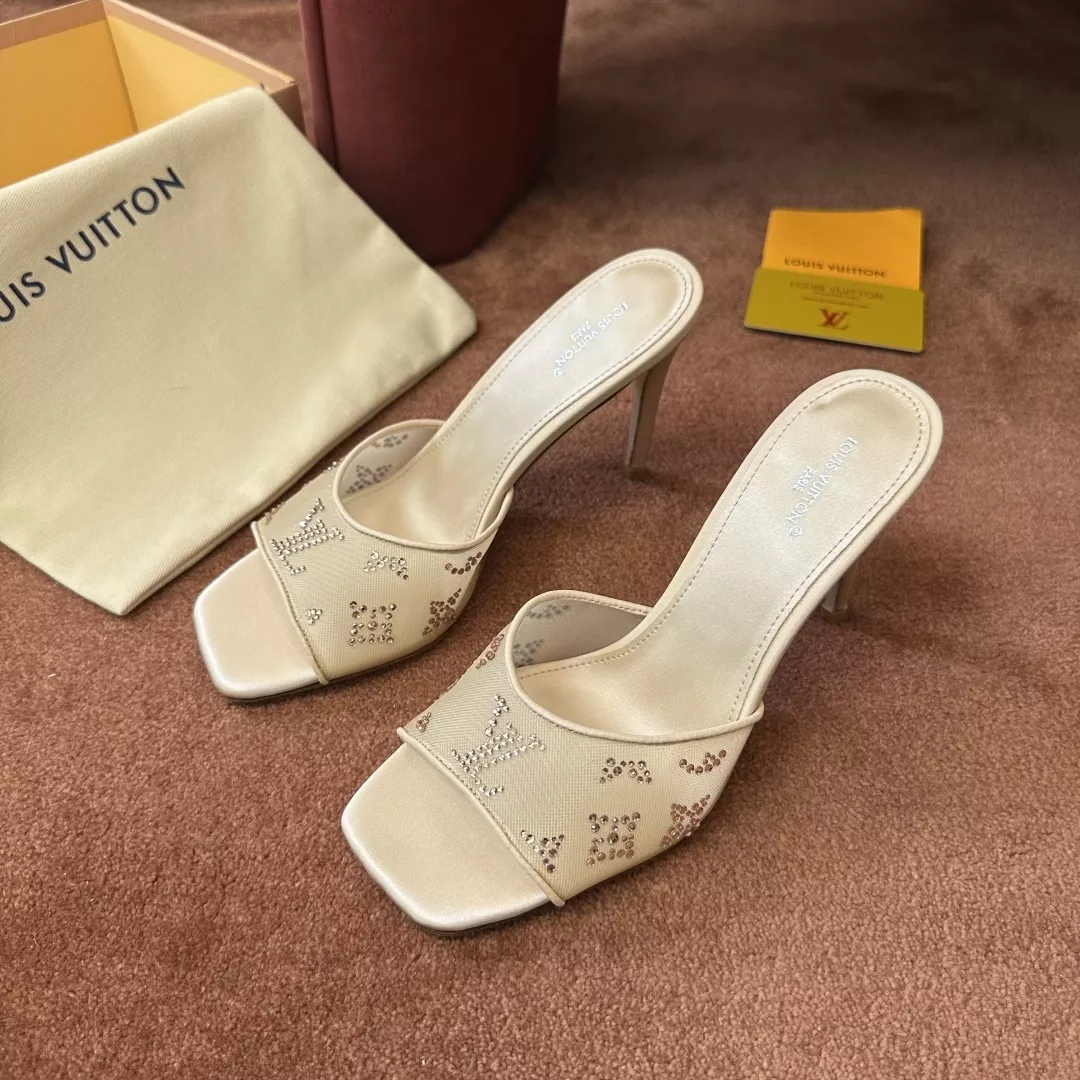 루이비통 로고 디테일이 돋보이는 힐 샌들 상세 이미지 2