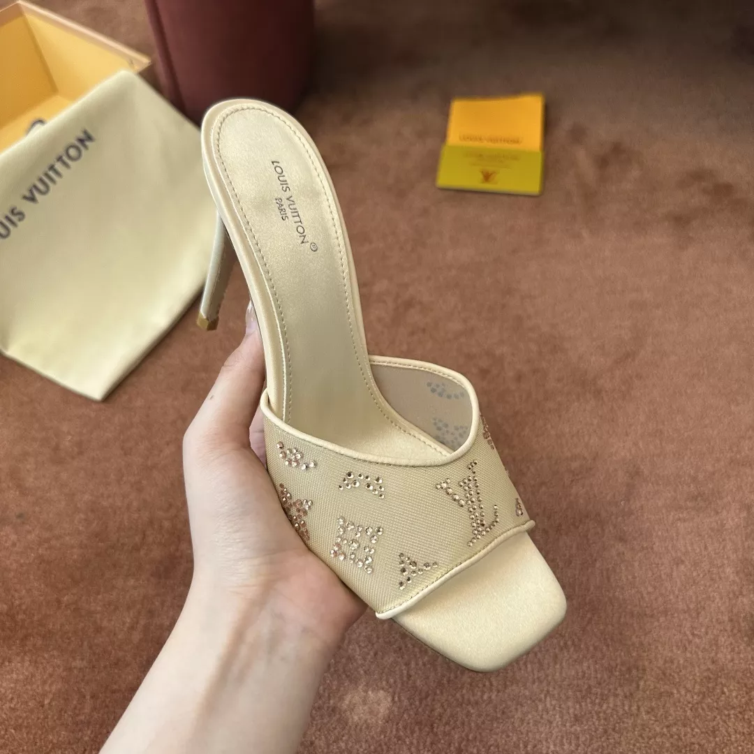 루이비통 로고 디테일이 돋보이는 힐 샌들 상세 이미지 3