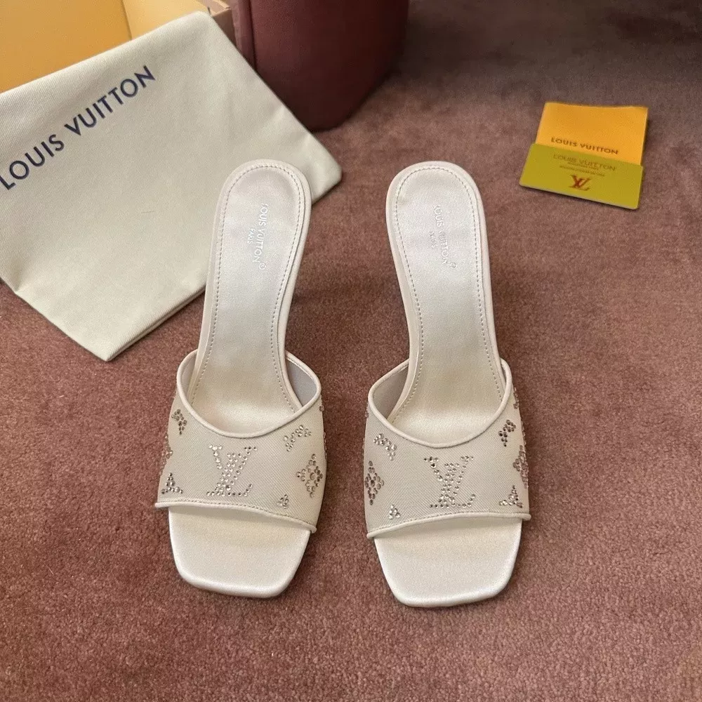 루이비통 로고 디테일이 돋보이는 힐 샌들