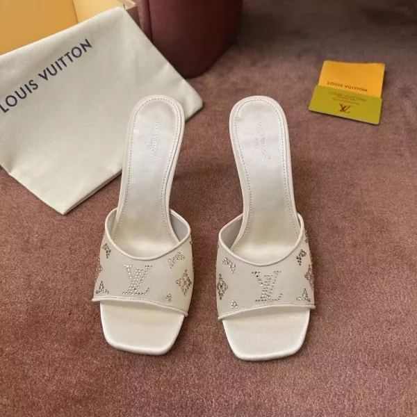 루이비통 로고 디테일이 돋보이는 힐 샌들