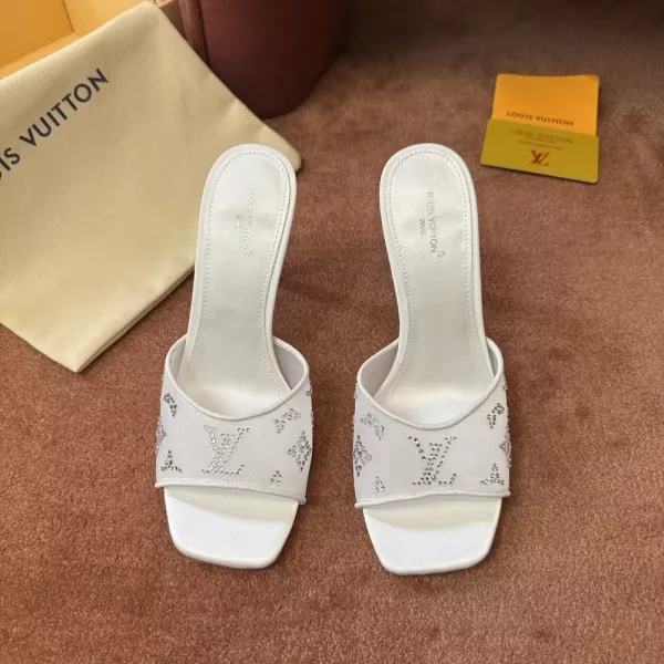 루이비통 로고 디테일의 우아한 뮬