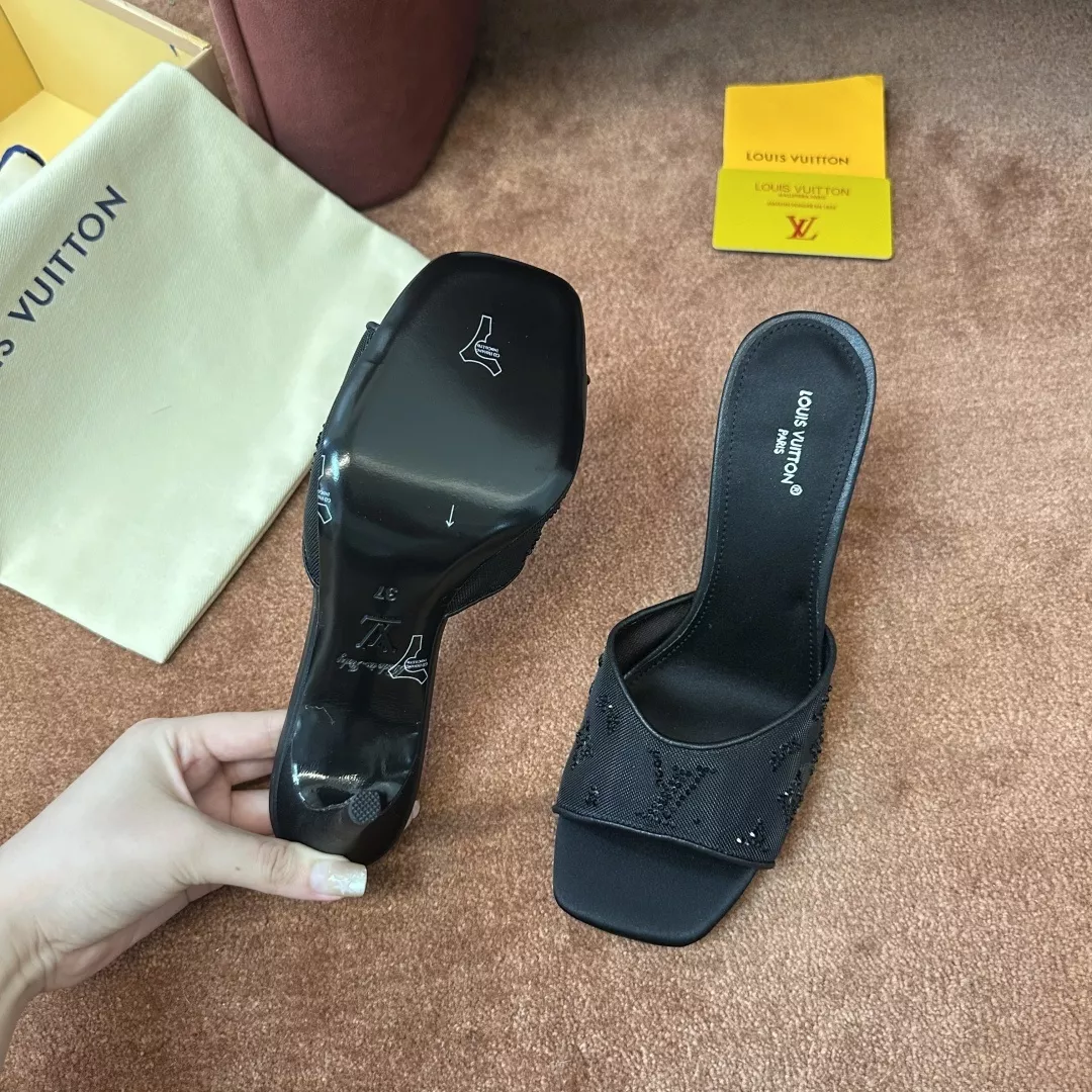루이비통 로고 디테일이 돋보이는 힐 샌들 상세 이미지 7
