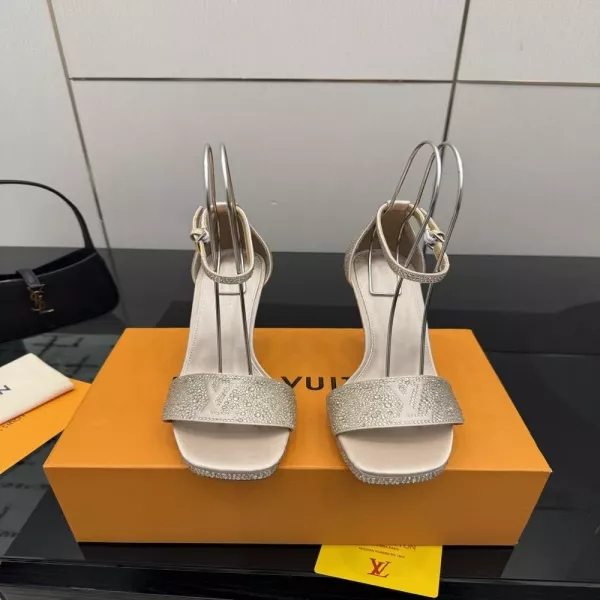 루이비통 로고 장식의 하이힐 샌들