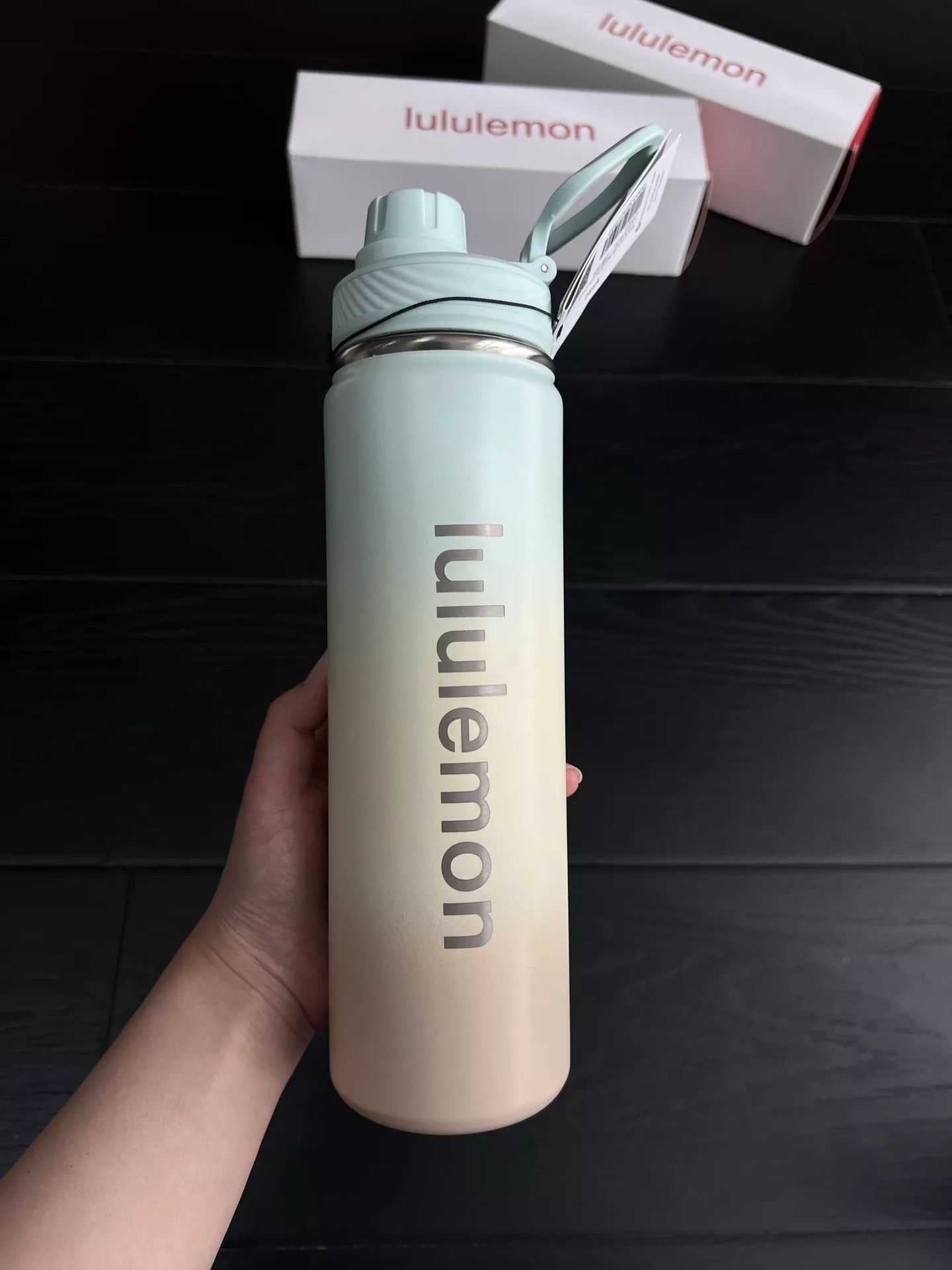 룰루레몬 그라데이션 디자인의 운동용 보틀 상세 이미지 17