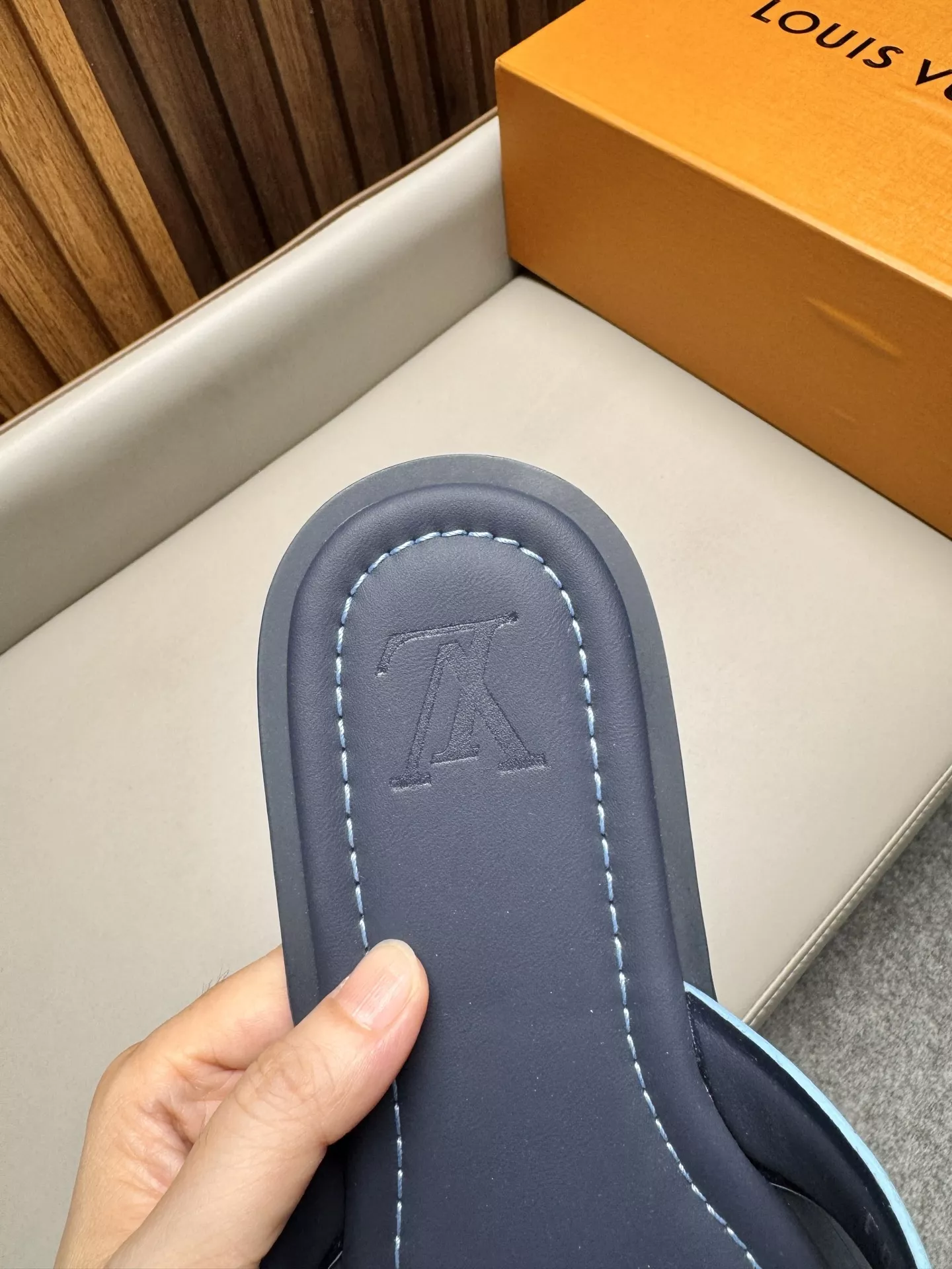 루이비통 클래식 로고 오픈토 슬리퍼 상세 이미지 9