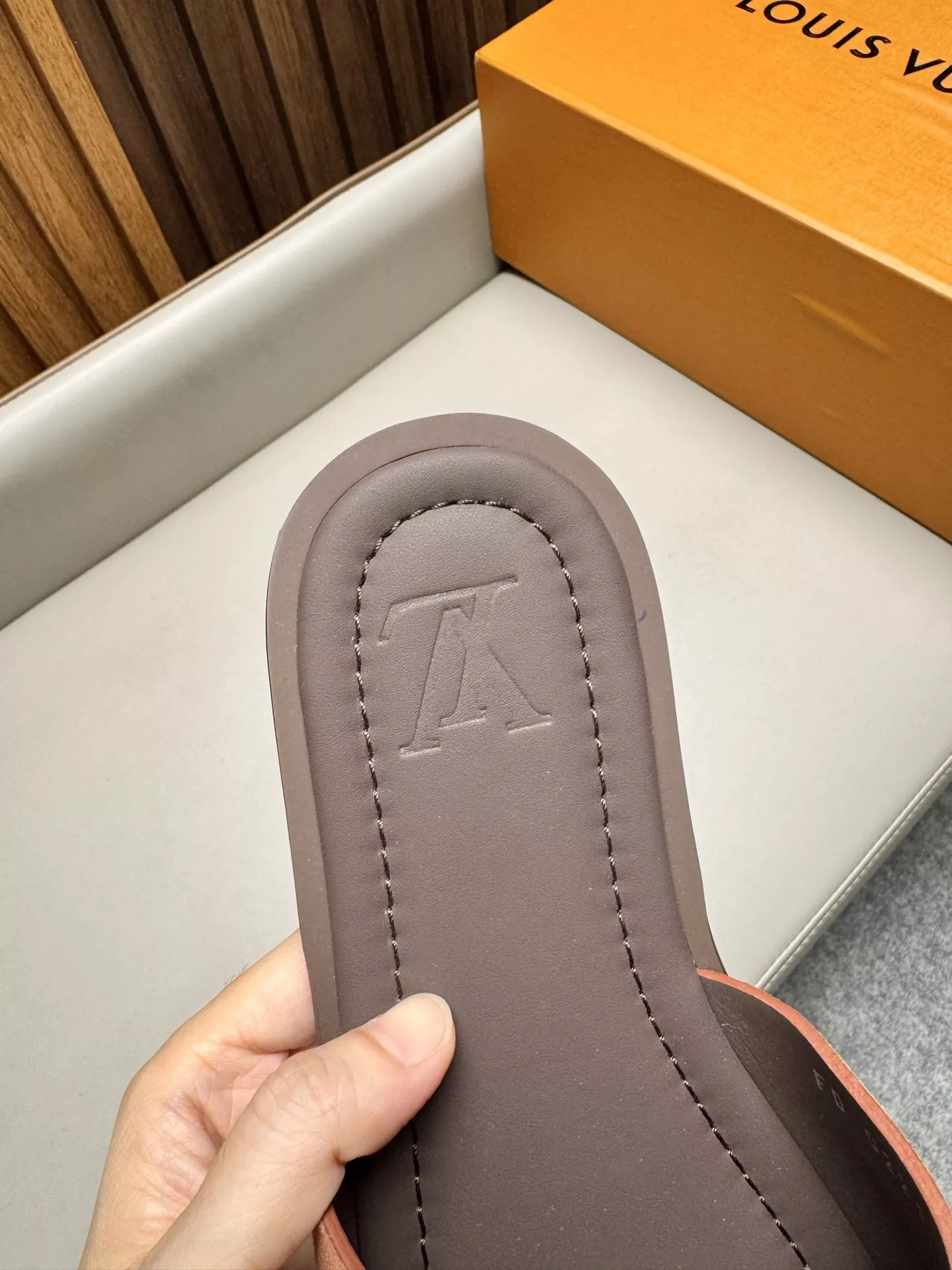 루이비통 클래식 로고 오픈토 슬리퍼 상세 이미지 9