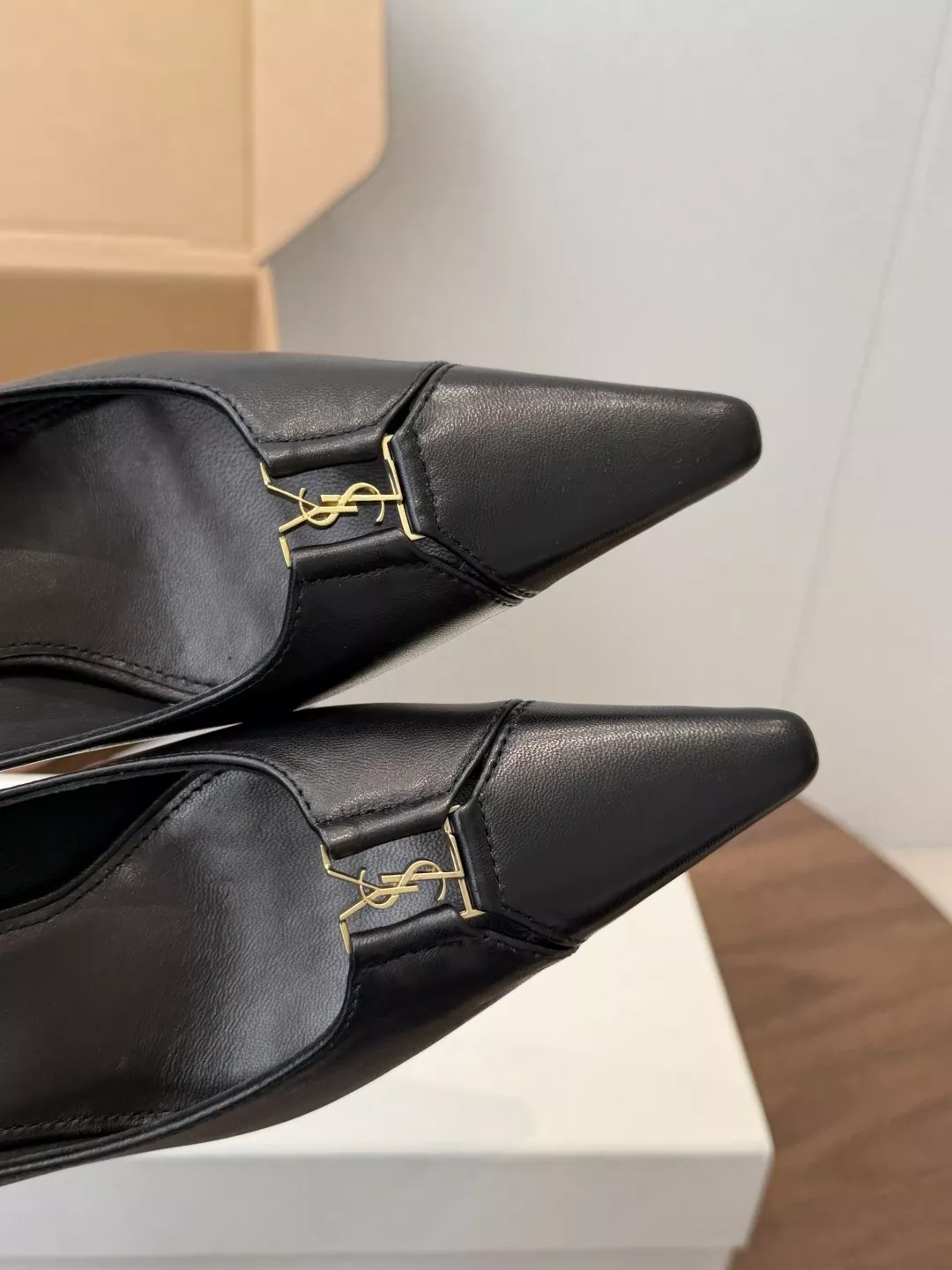 입생로랑 YSL 장식 포인트 펌프스 상세 이미지 6