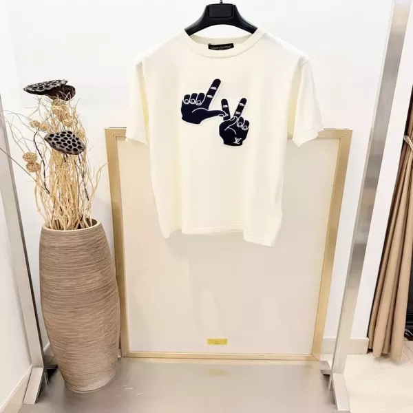 루이비통 브이 손 제스처 장식 반소매 라운드넥 티셔츠