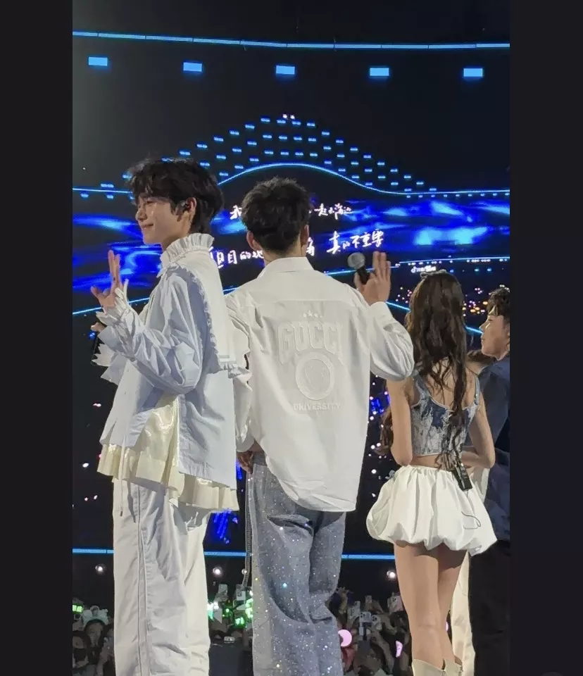 구찌 화이트 로고 자수 긴소매 셔츠 상세 이미지 14