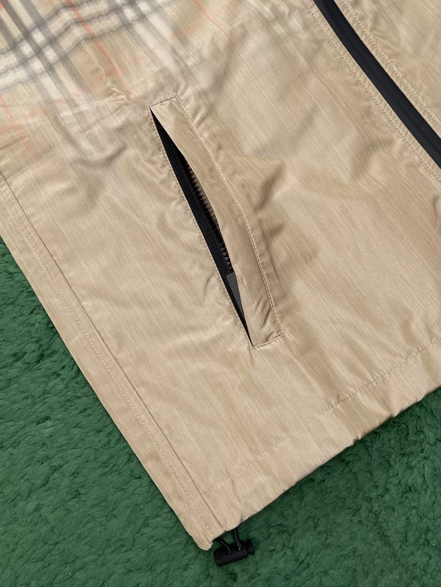 버버리 그라데이션 체크 후드 아우터 상세 이미지 5