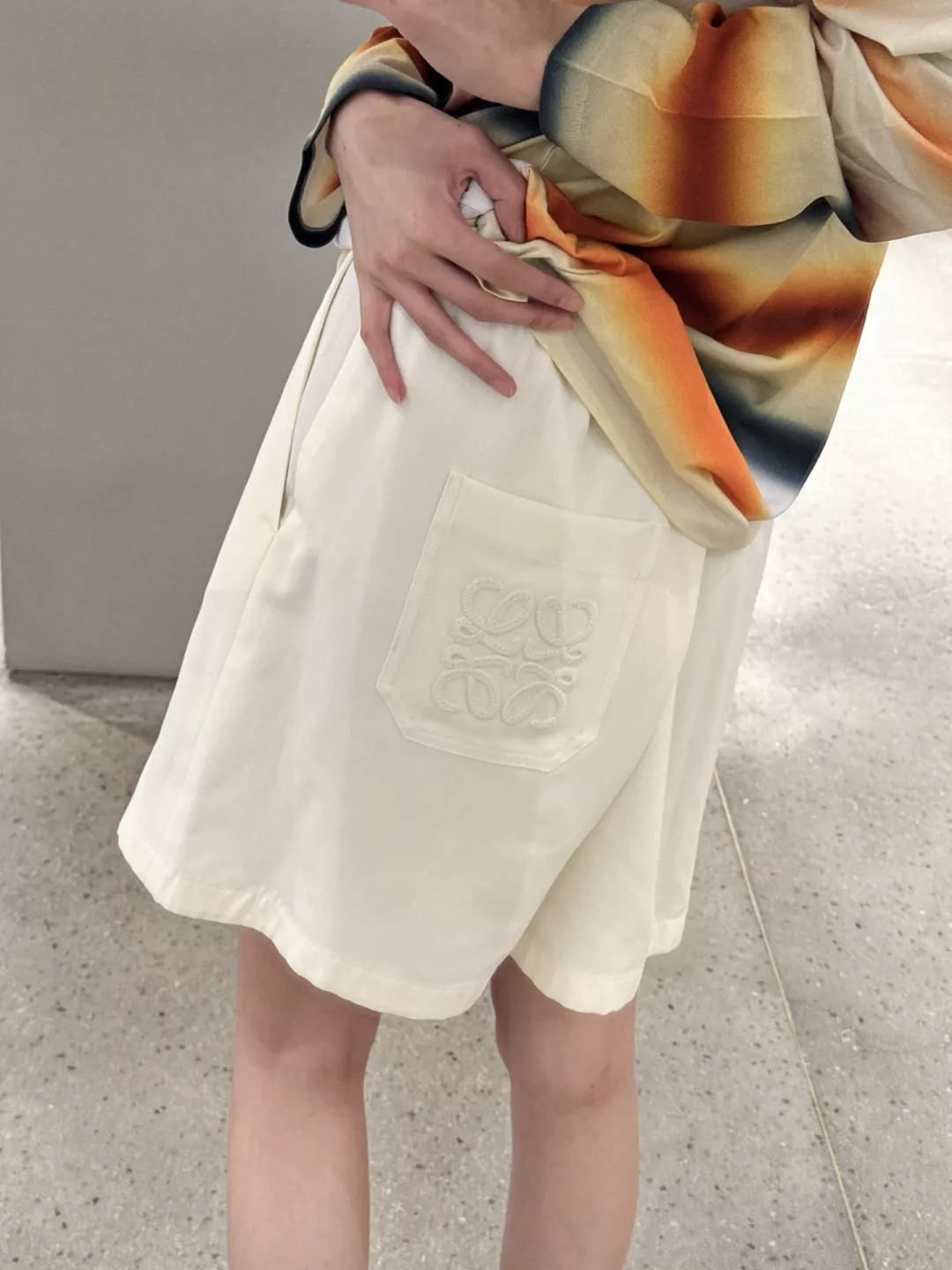 로에베 로고 자수 라이오셀 긴소매 셔츠와 쇼츠 세트 상세 이미지 18