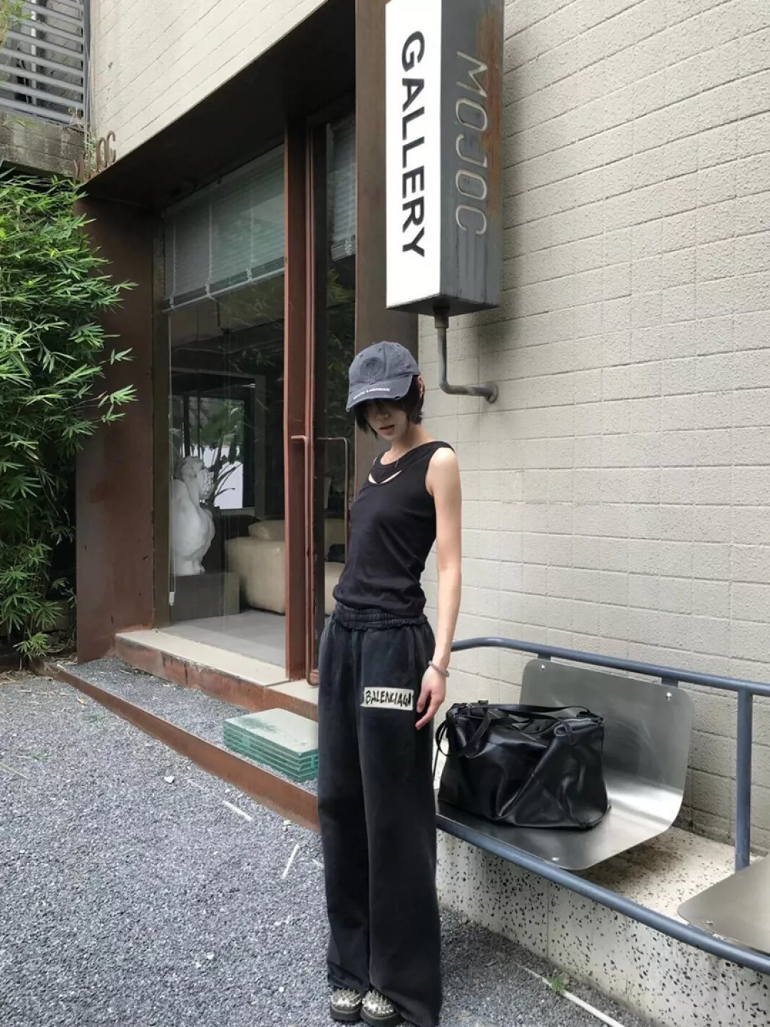 발렌시아가 마스킹 테이프 레터링 프린트 배기 팬츠 상세 이미지 13