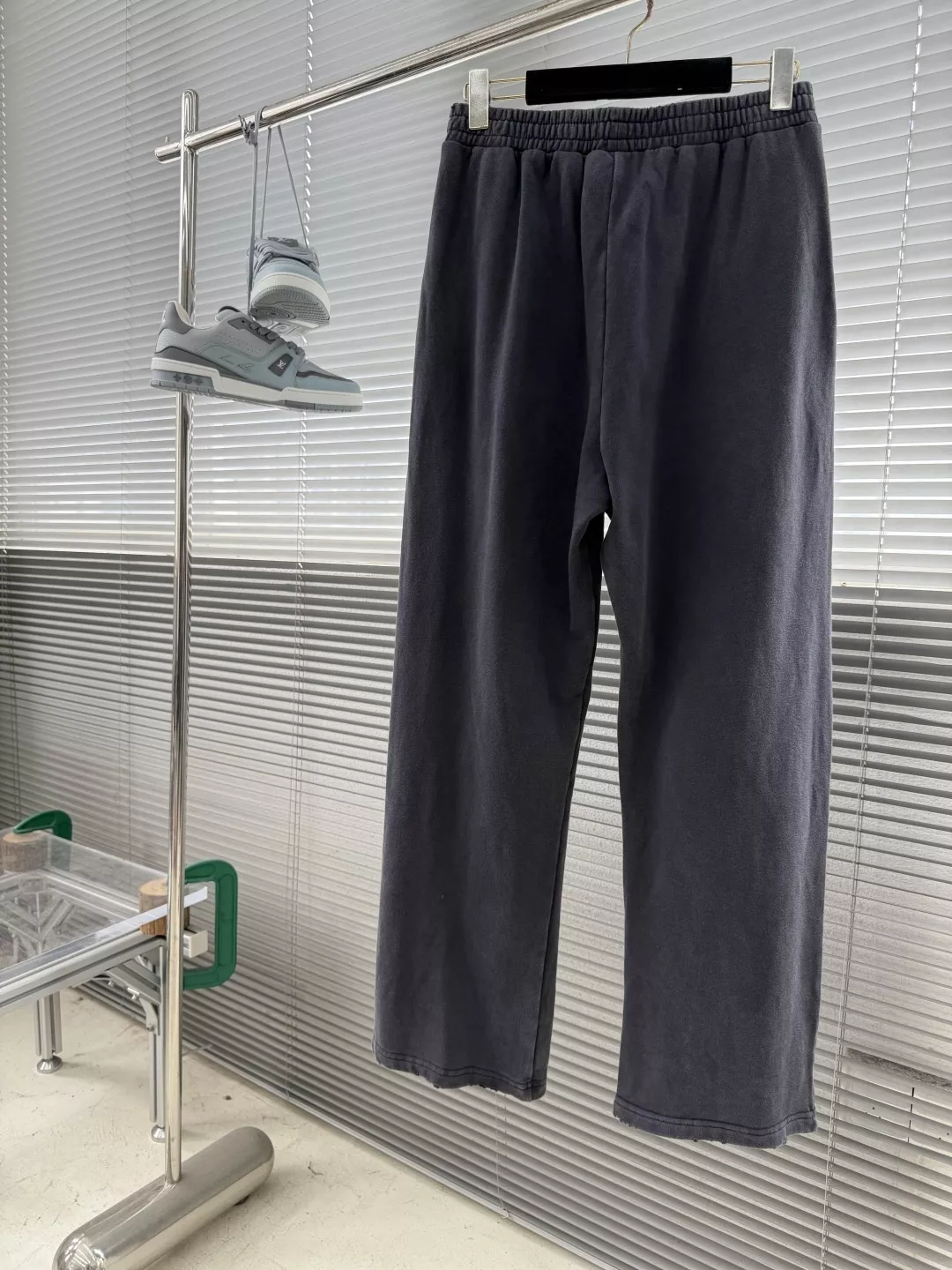 발렌시아가 마스킹 테이프 레터링 프린트 배기 팬츠 상세 이미지 2
