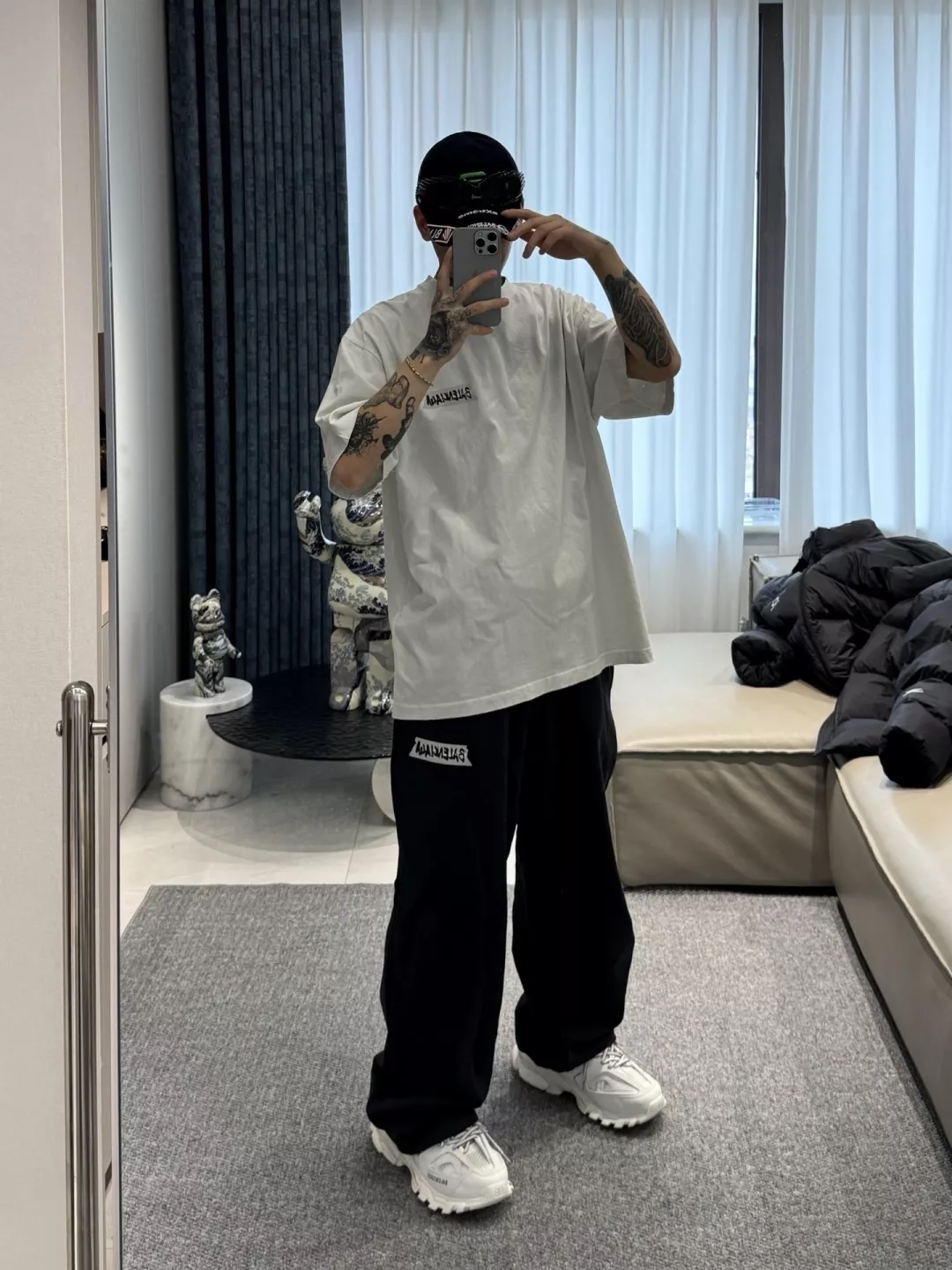 발렌시아가 마스킹 테이프 레터링 프린트 배기 팬츠 상세 이미지 12